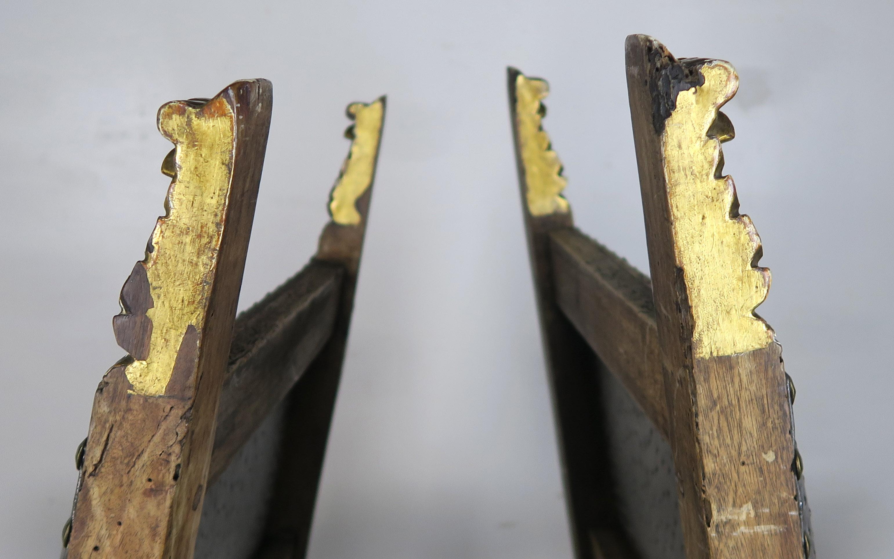 Spanische Sessel aus dem 18. Jahrhundert mit vergoldeten Holzfüßen, ein Paar 2