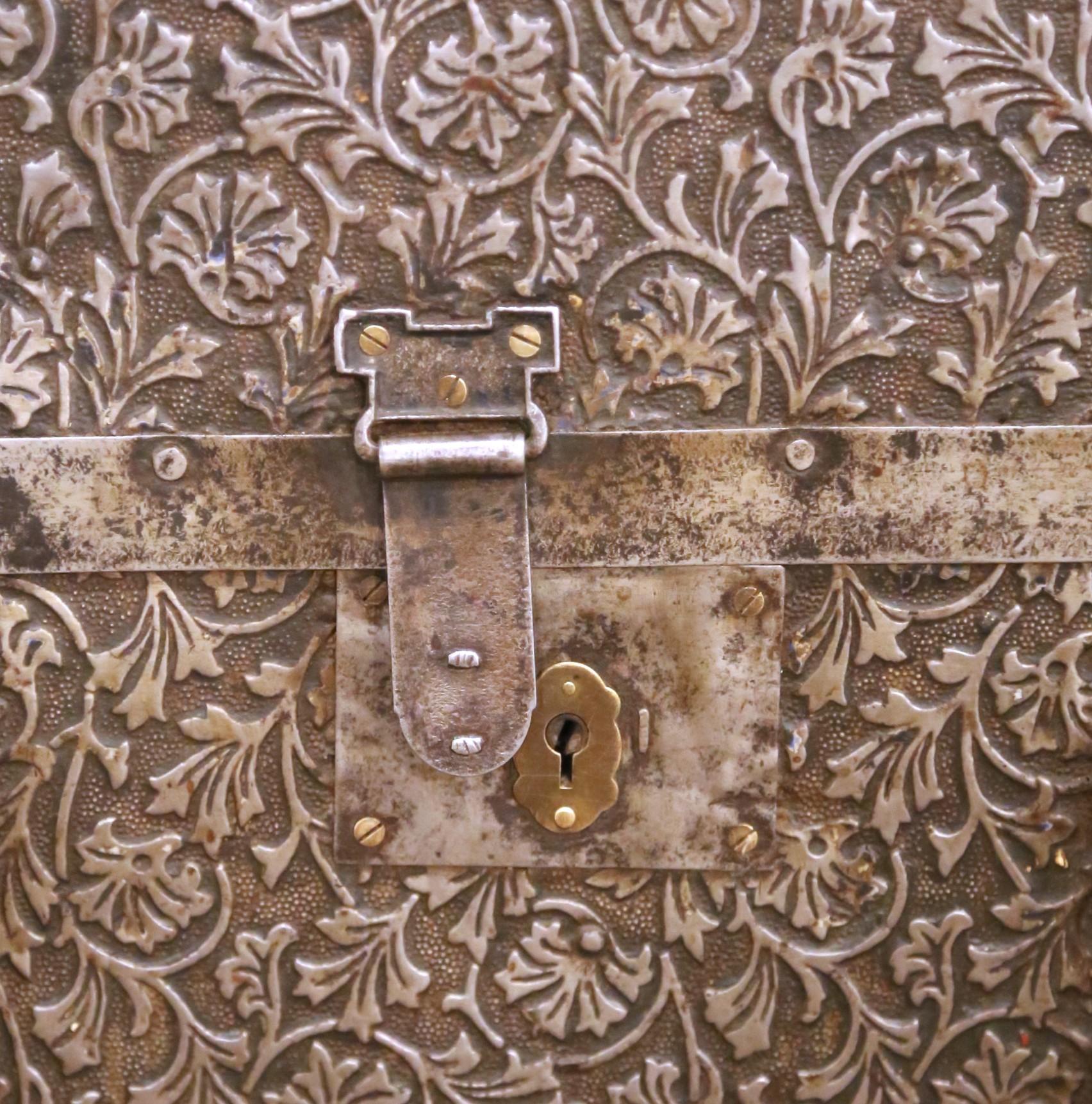 A.C. I.C. coffre en fer baroque espagnol avec dessus à bombes sur base en torsade d'orge en vente 2