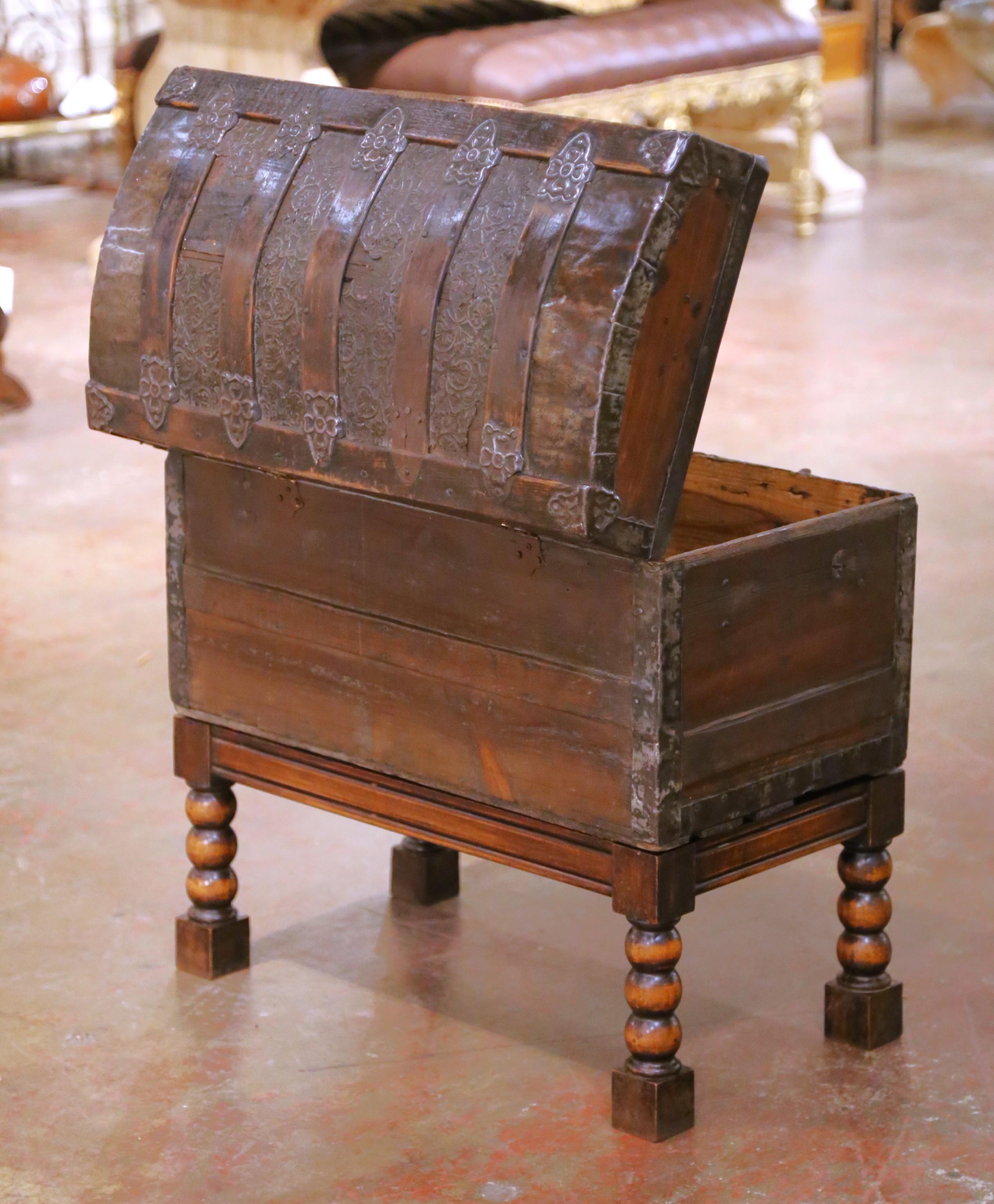 A.C. I.C. coffre en fer baroque espagnol avec dessus à bombes sur base en torsade d'orge en vente 3