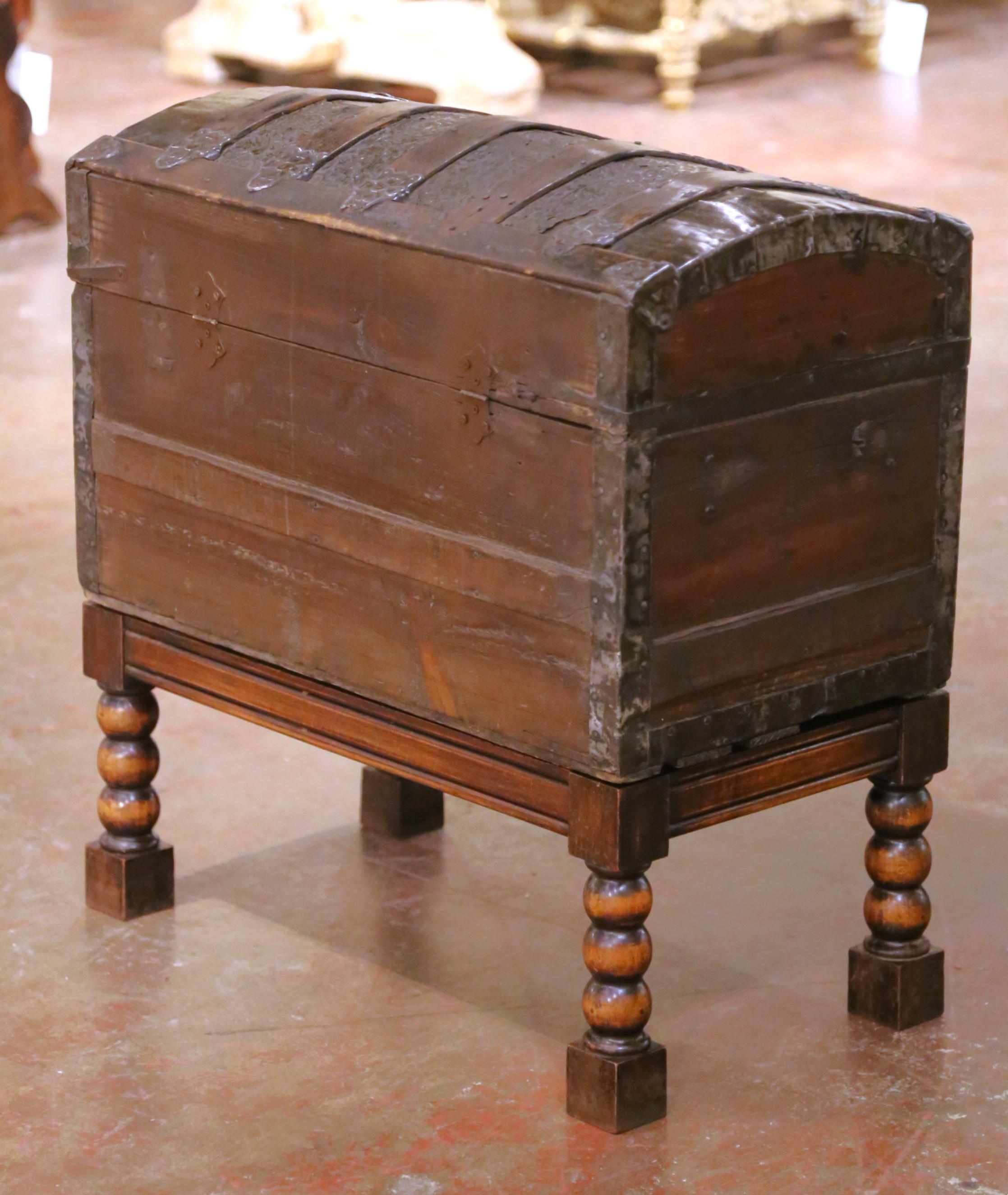 A.C. I.C. coffre en fer baroque espagnol avec dessus à bombes sur base en torsade d'orge en vente 4