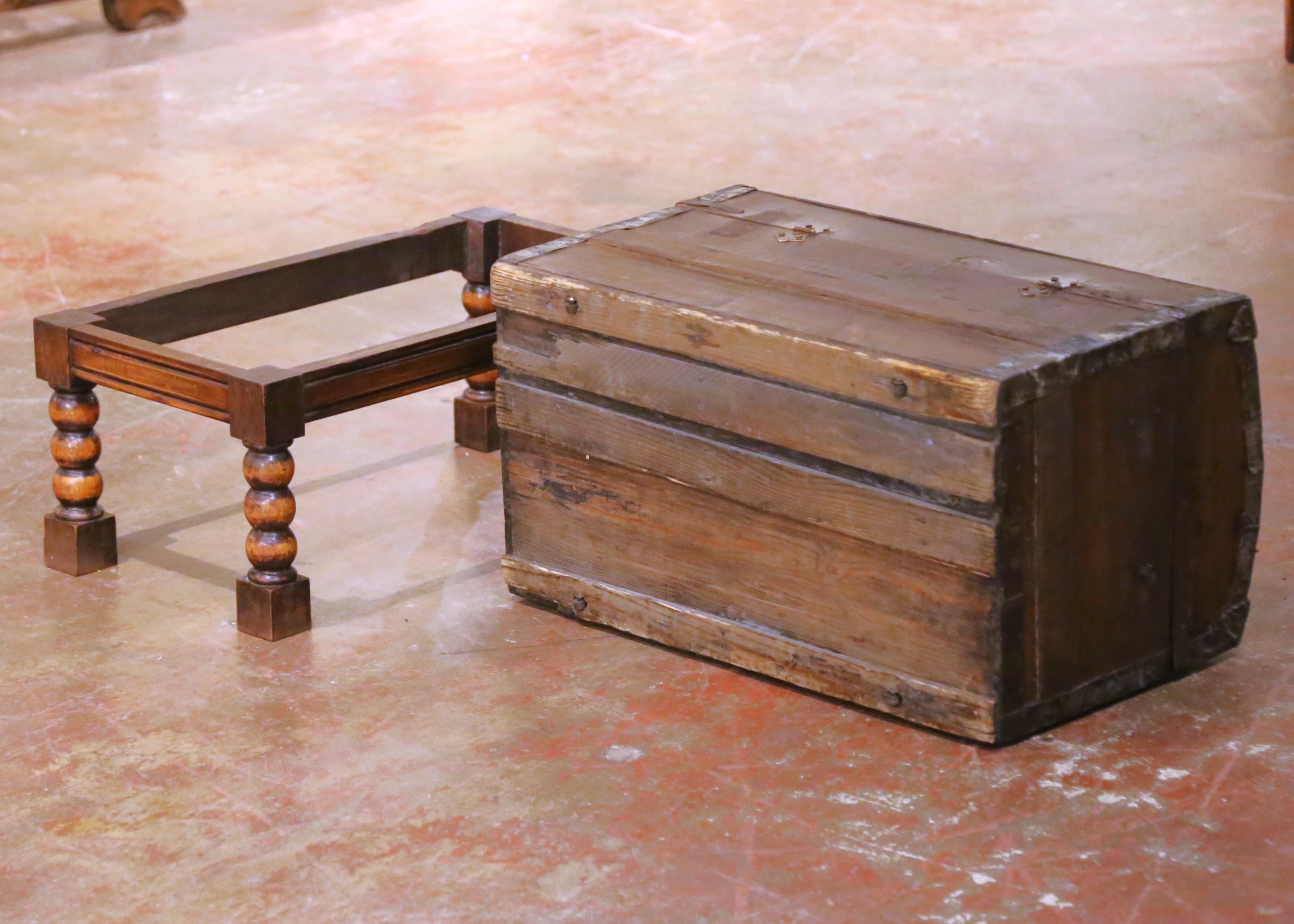 A.C. I.C. coffre en fer baroque espagnol avec dessus à bombes sur base en torsade d'orge en vente 5