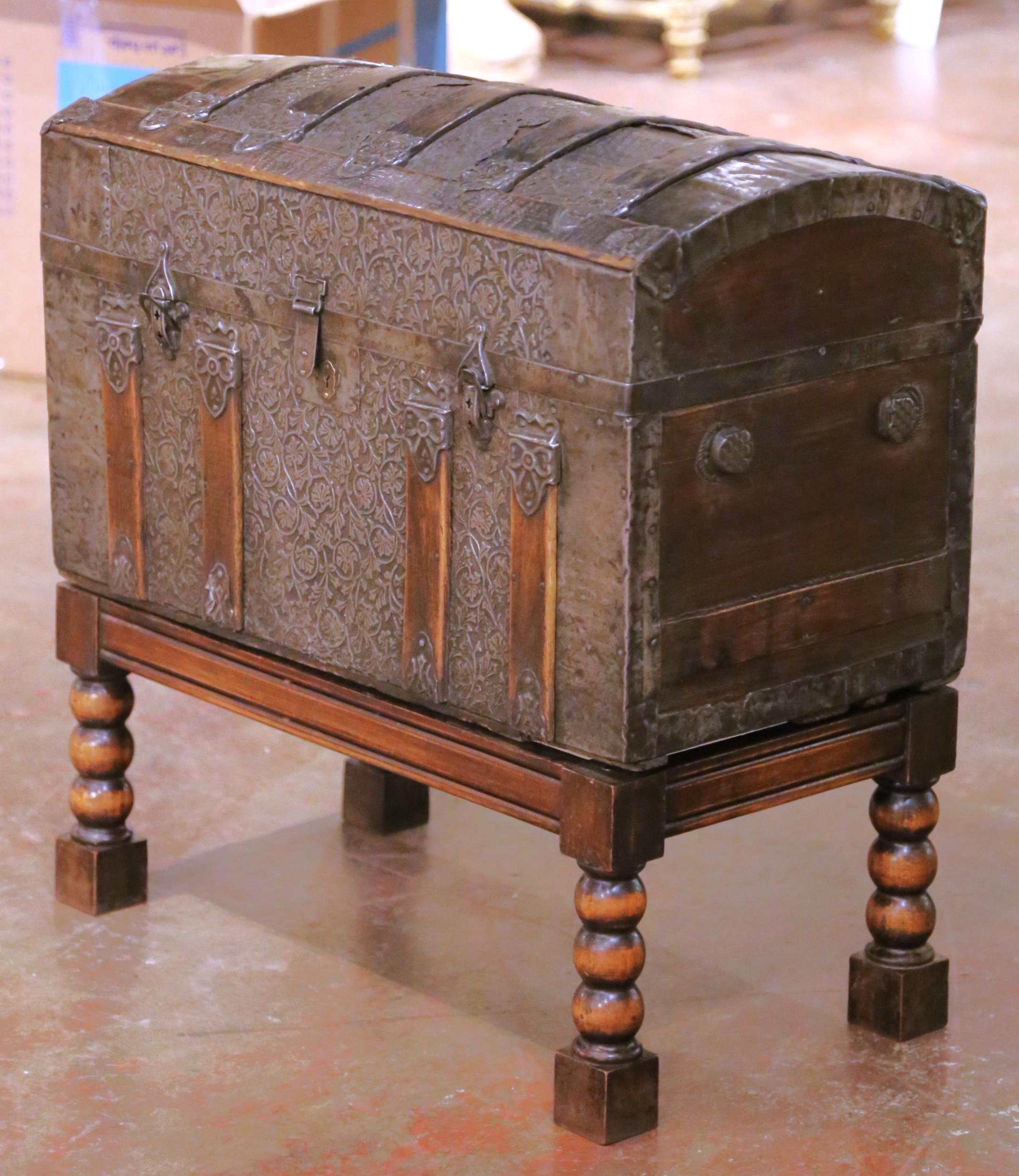 Ce remarquable coffret en deux parties a été fabriqué en Espagne vers 1770 et illustre le style audacieux et ornemental de la période baroque espagnole. La malle présente un couvercle en forme de bombe et est revêtue de panneaux en fer forgé à la