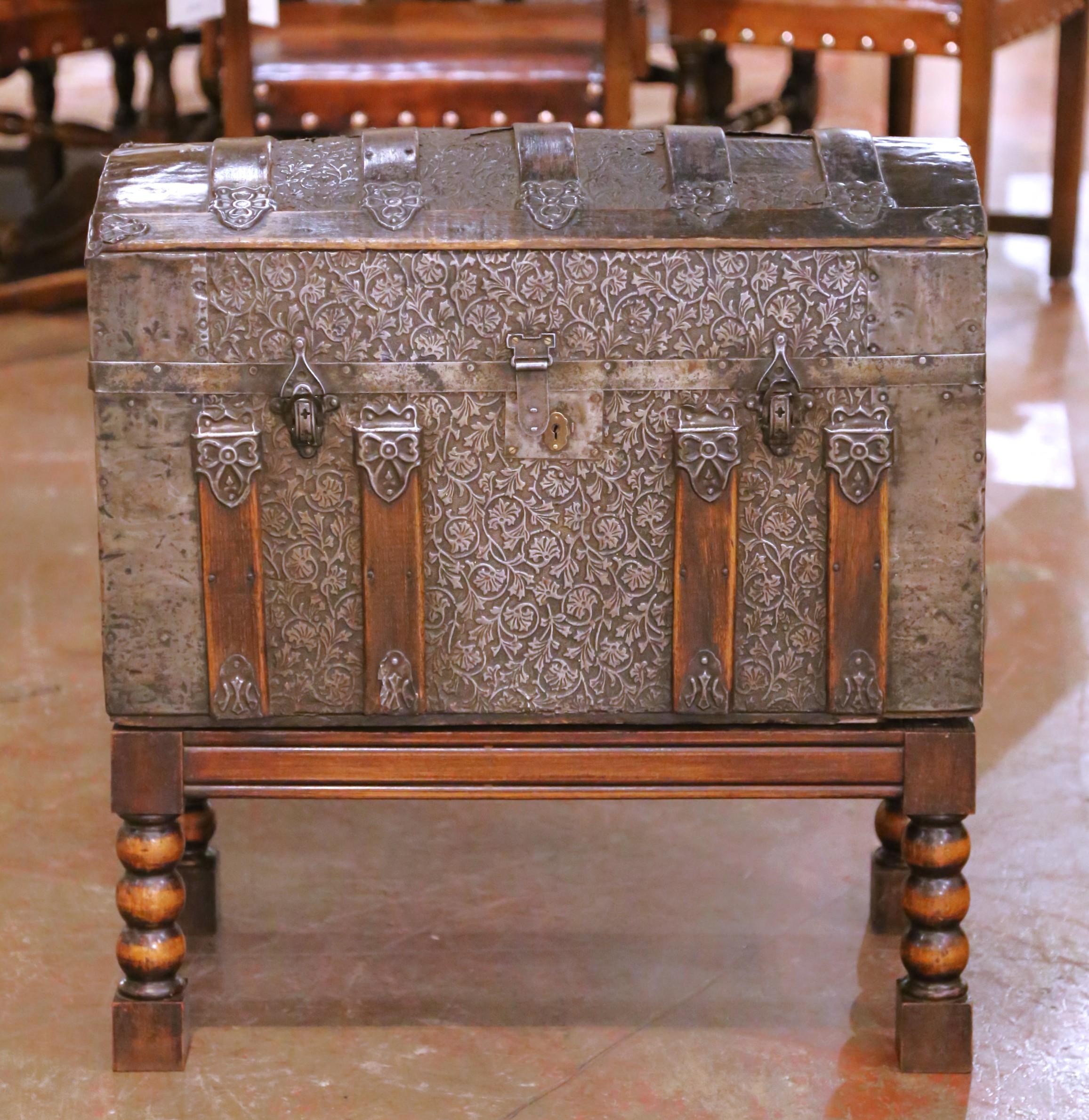 Baroque A.C. I.C. coffre en fer baroque espagnol avec dessus à bombes sur base en torsade d'orge en vente