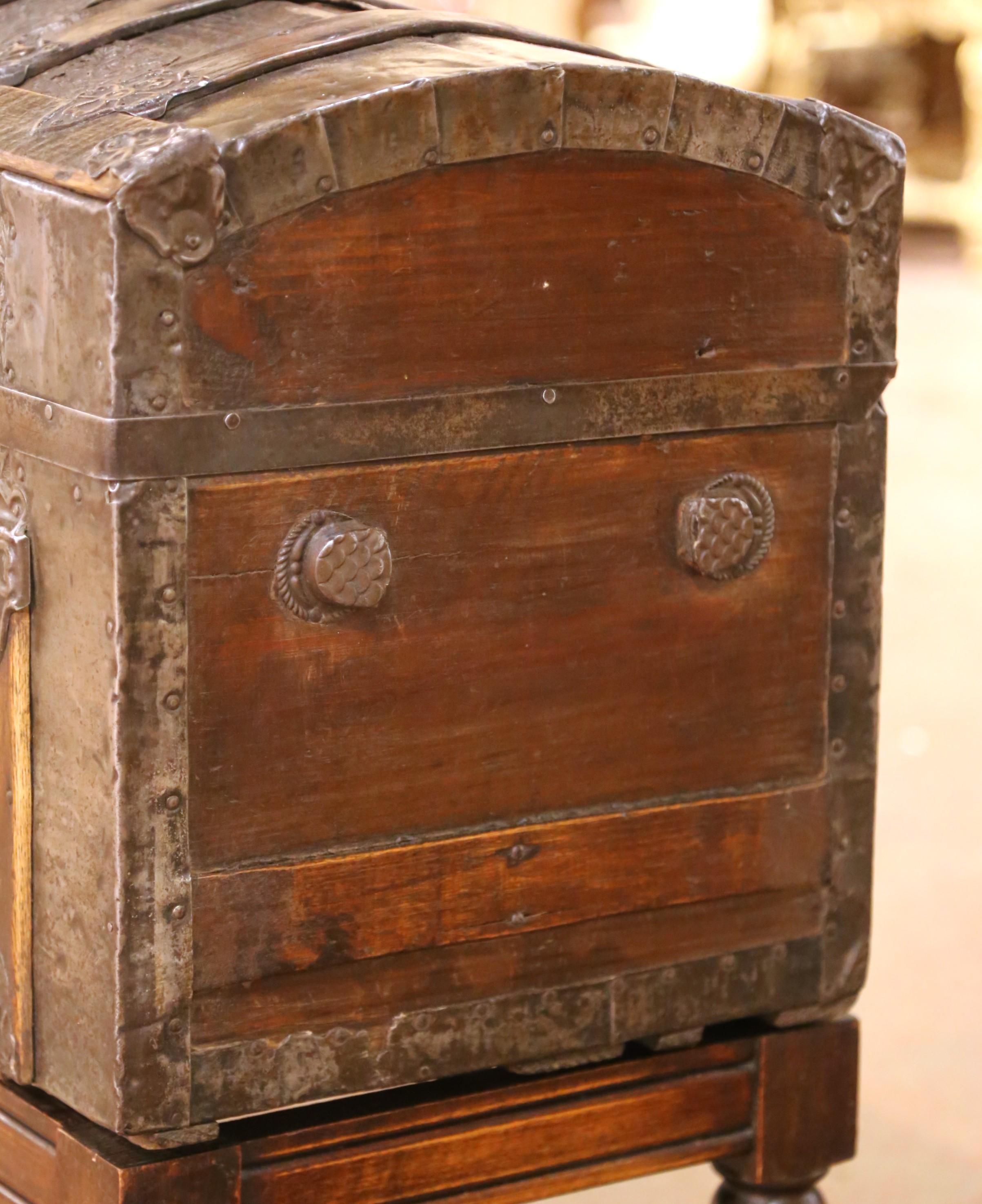 Espagnol A.C. I.C. coffre en fer baroque espagnol avec dessus à bombes sur base en torsade d'orge en vente