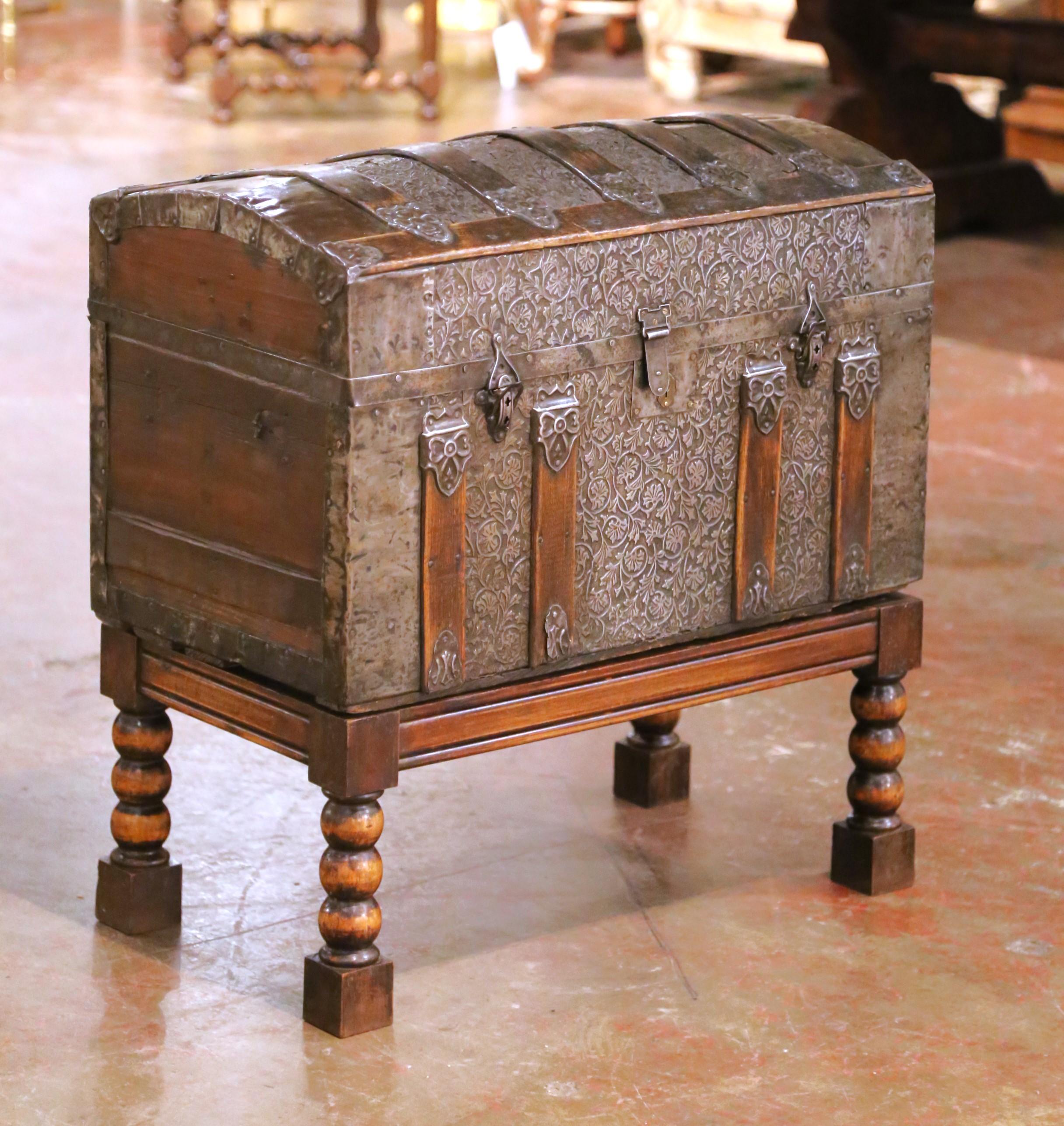 Patiné A.C. I.C. coffre en fer baroque espagnol avec dessus à bombes sur base en torsade d'orge en vente