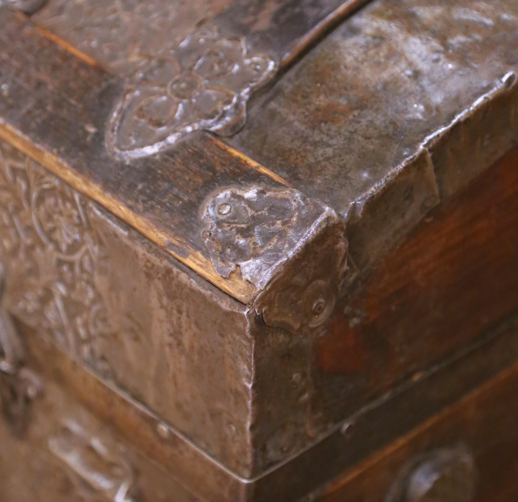 A.C. I.C. coffre en fer baroque espagnol avec dessus à bombes sur base en torsade d'orge Bon état - En vente à Dallas, TX