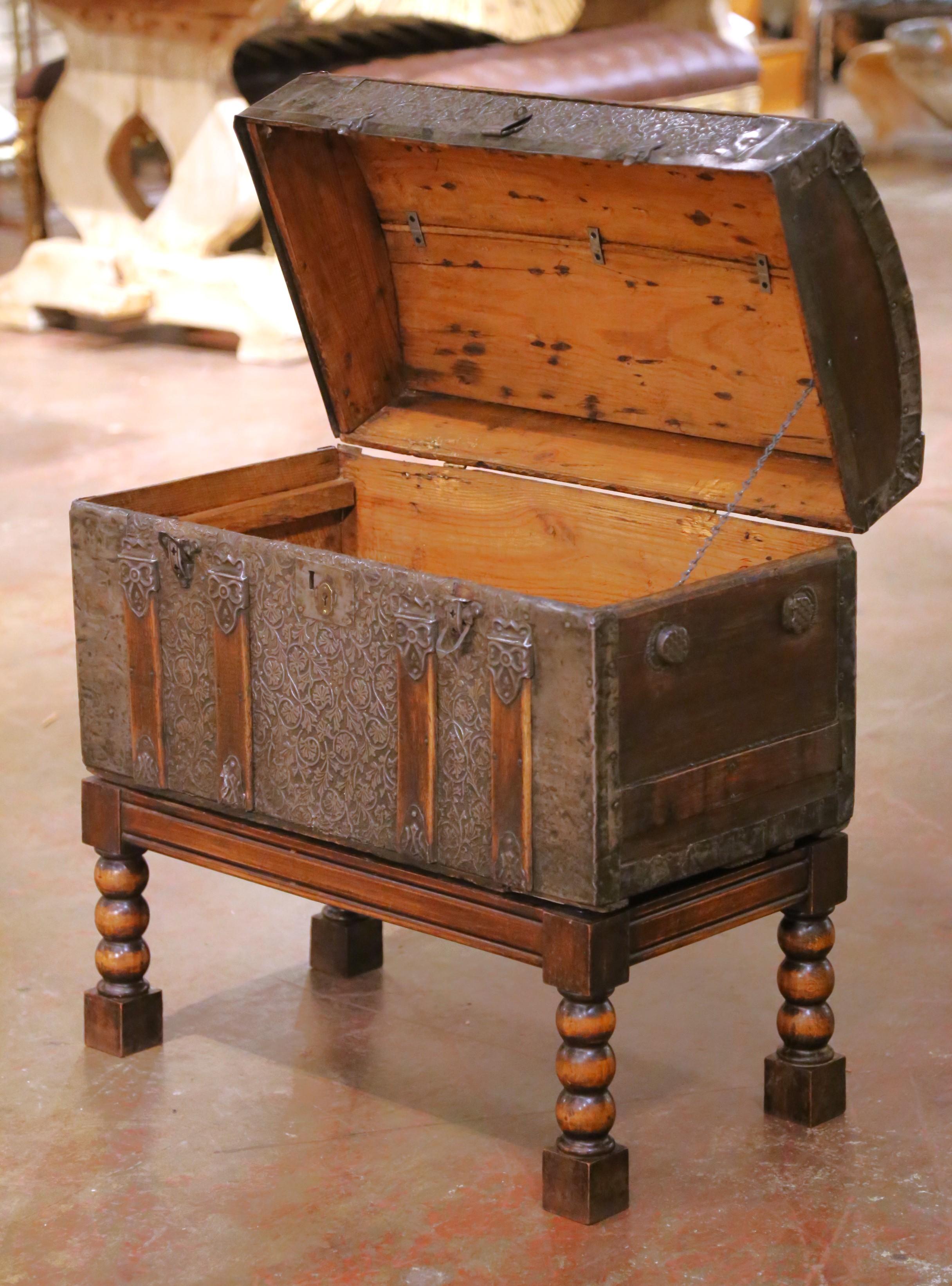 XVIIIe siècle A.C. I.C. coffre en fer baroque espagnol avec dessus à bombes sur base en torsade d'orge en vente