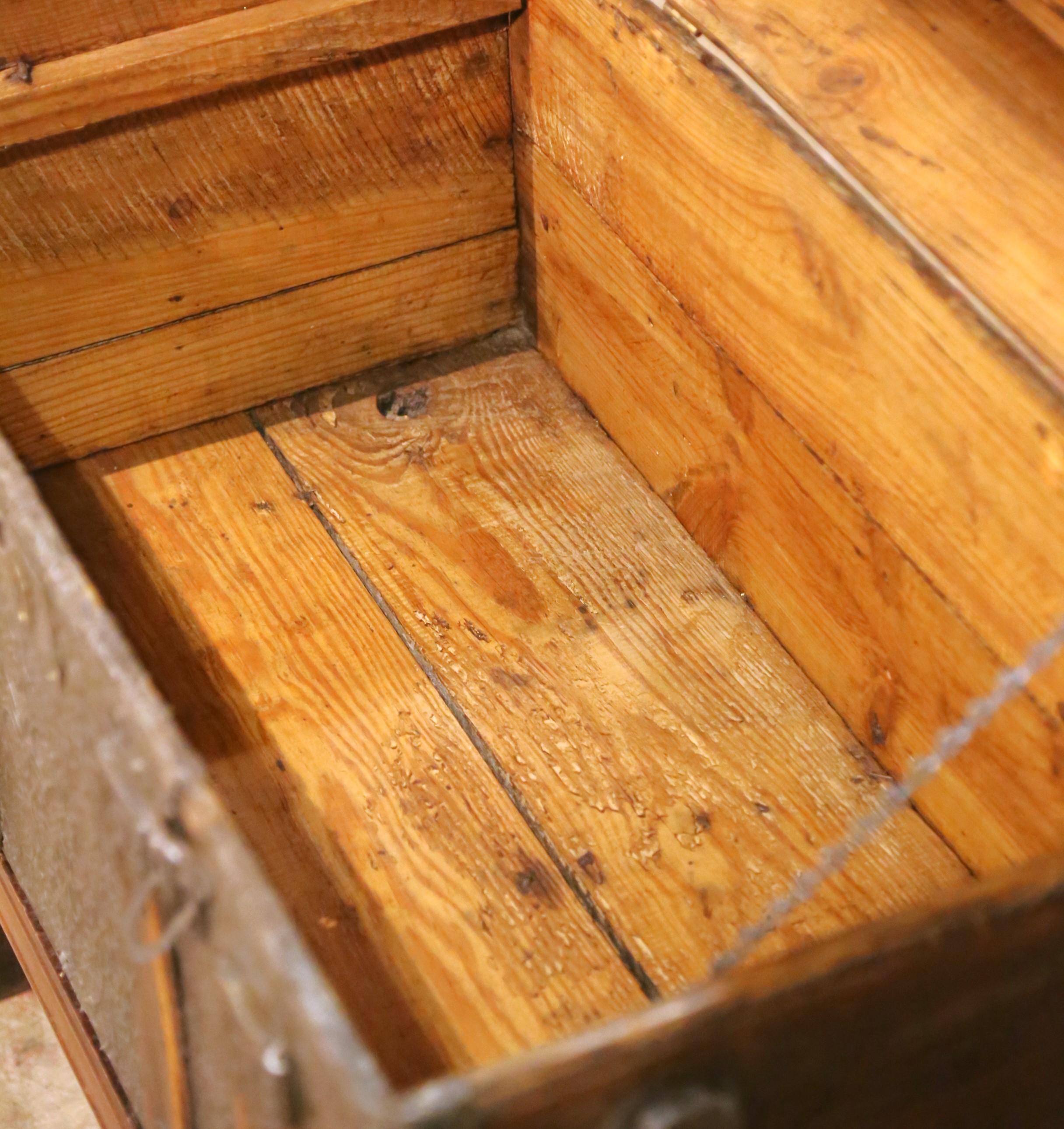 Fer A.C. I.C. coffre en fer baroque espagnol avec dessus à bombes sur base en torsade d'orge en vente