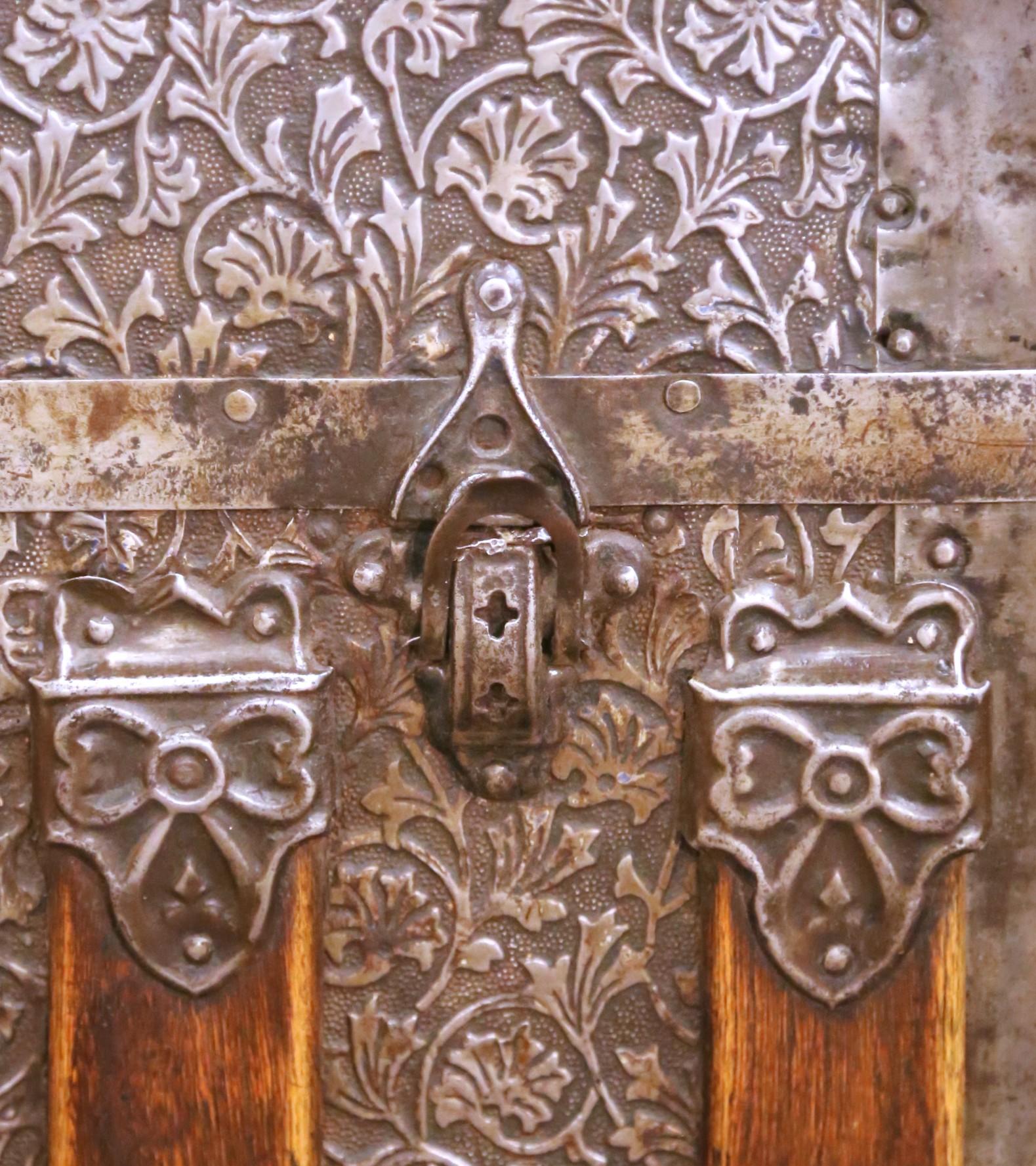 A.C. I.C. coffre en fer baroque espagnol avec dessus à bombes sur base en torsade d'orge en vente 1