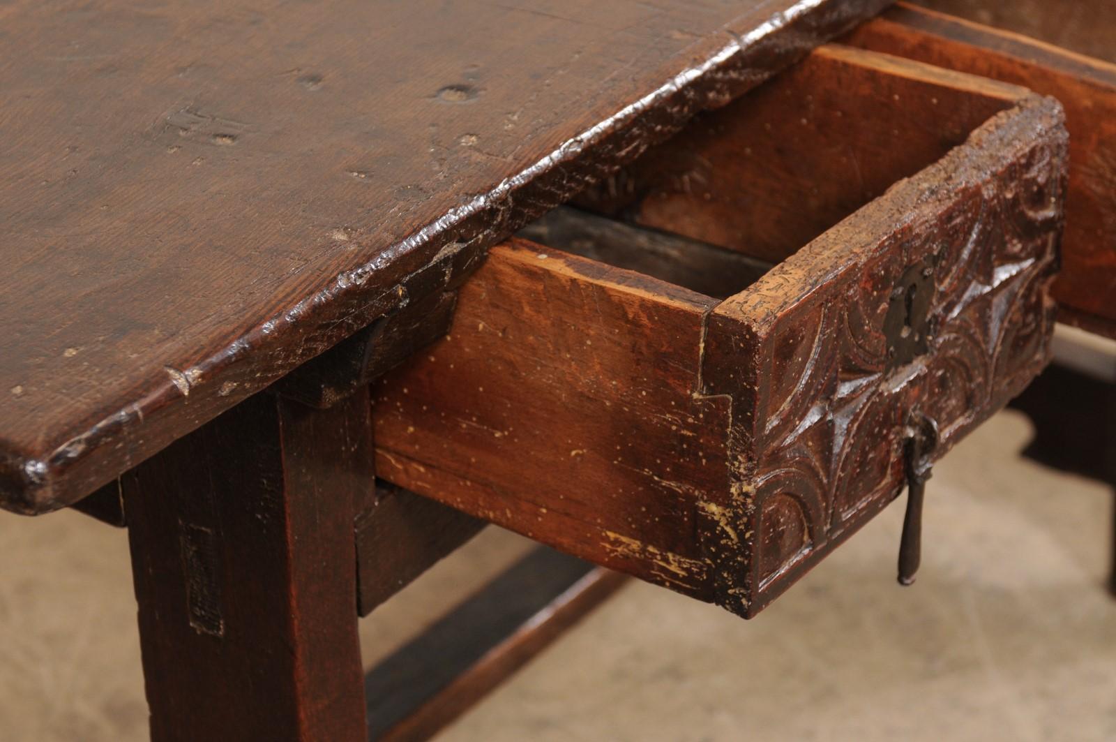 18. Jh. Spanisch Schöner rustikaler Tisch mit geschnitzten Beinen und Schubladen  (Holz) im Angebot