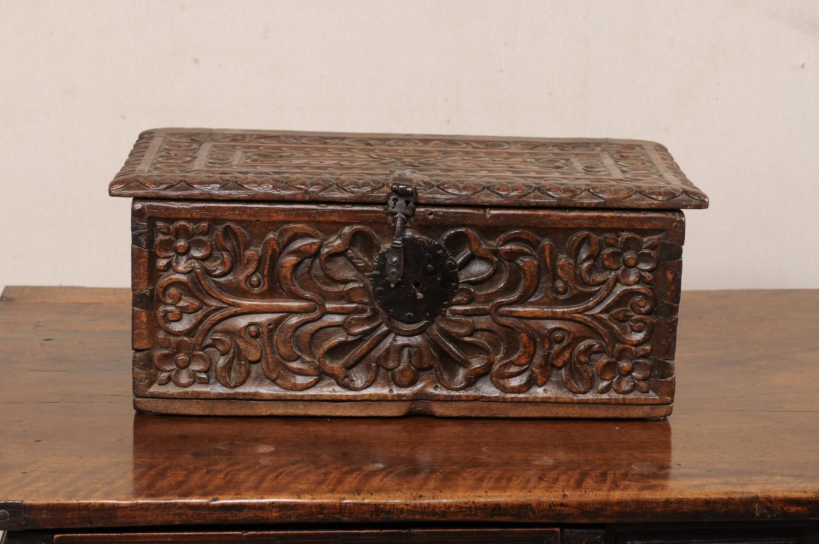 Boîte de rangement en bois ornée et sculptée à la main (tous les côtés sont sculptés !) du 18e siècle de l'époque coloniale espagnole. en vente 3
