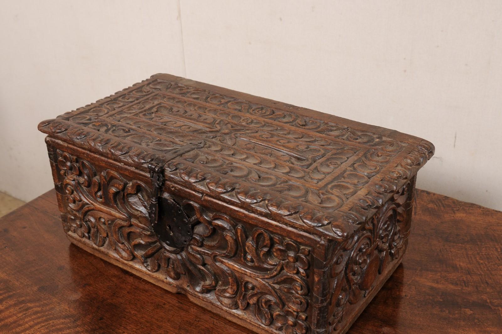 Boîte de rangement en bois ornée et sculptée à la main (tous les côtés sont sculptés !) du 18e siècle de l'époque coloniale espagnole. en vente 4