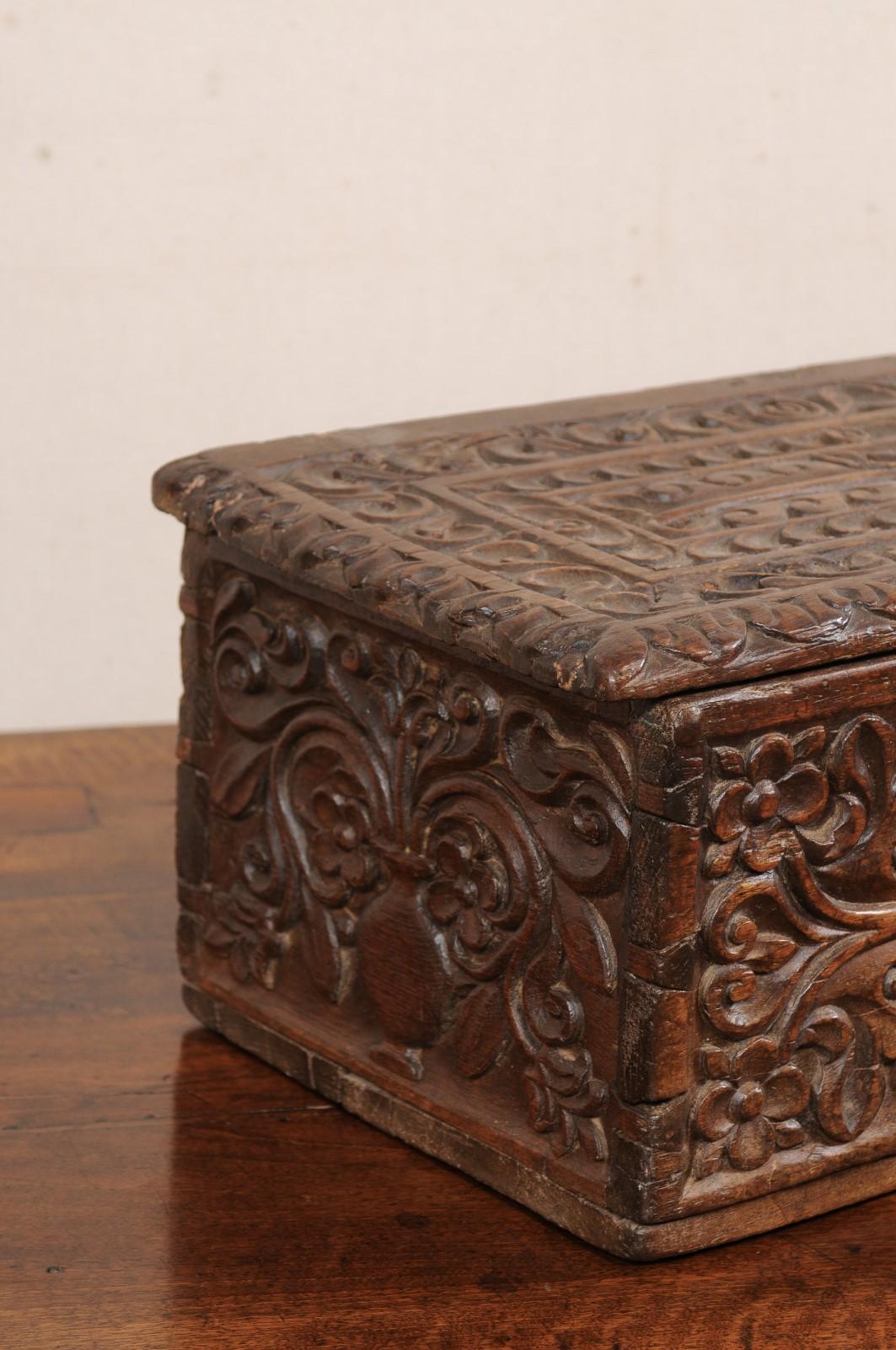 Colonial espagnol Boîte de rangement en bois ornée et sculptée à la main (tous les côtés sont sculptés !) du 18e siècle de l'époque coloniale espagnole. en vente
