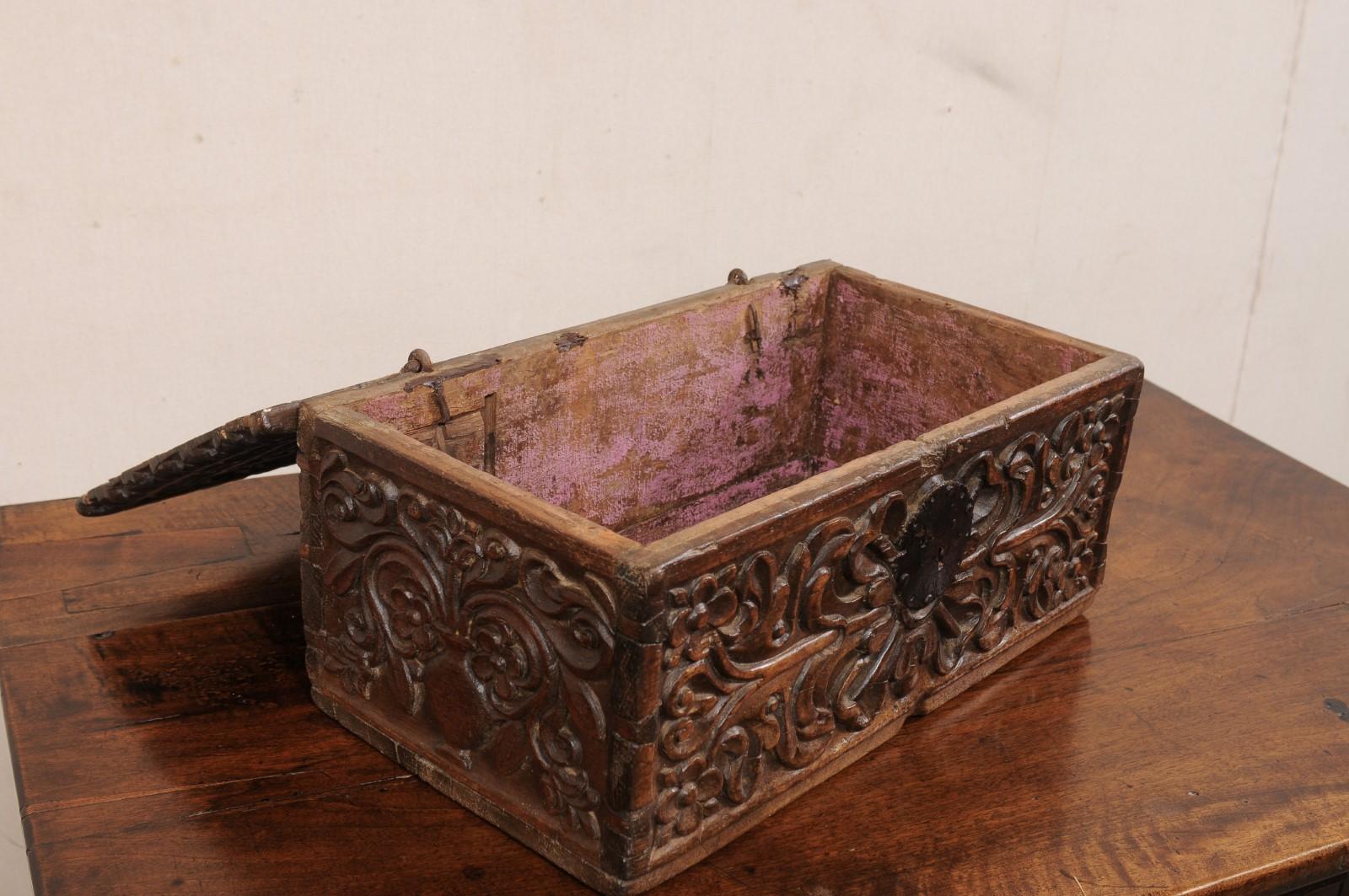 Espagnol Boîte de rangement en bois ornée et sculptée à la main (tous les côtés sont sculptés !) du 18e siècle de l'époque coloniale espagnole. en vente