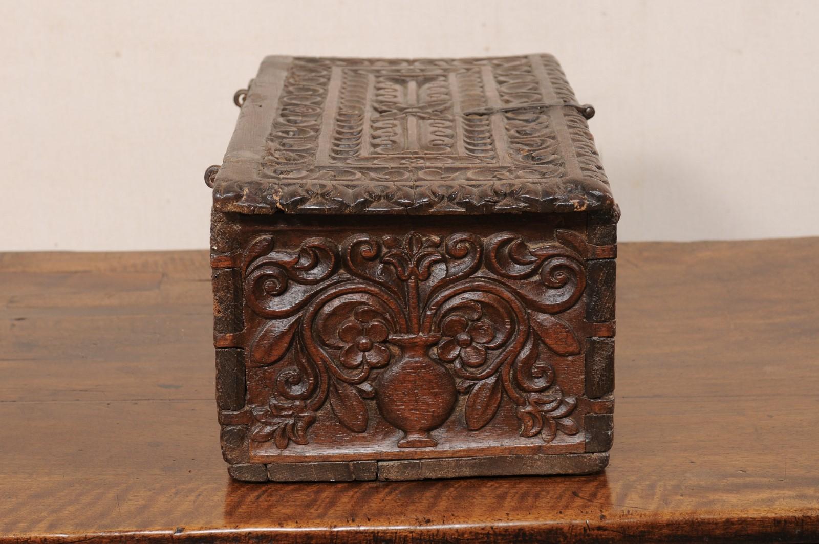 Boîte de rangement en bois ornée et sculptée à la main (tous les côtés sont sculptés !) du 18e siècle de l'époque coloniale espagnole. Bon état - En vente à Atlanta, GA