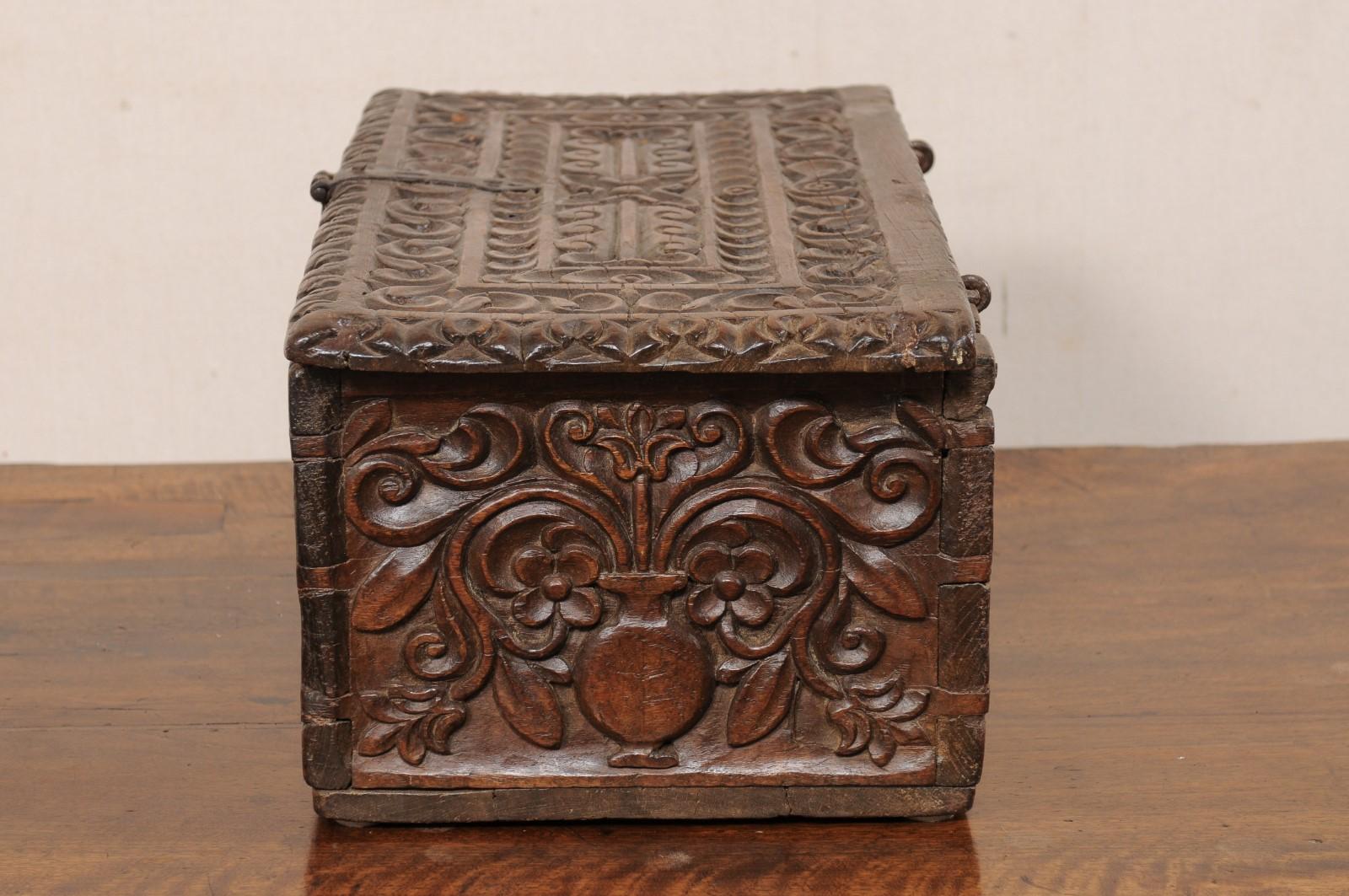 Boîte de rangement en bois ornée et sculptée à la main (tous les côtés sont sculptés !) du 18e siècle de l'époque coloniale espagnole. en vente 1
