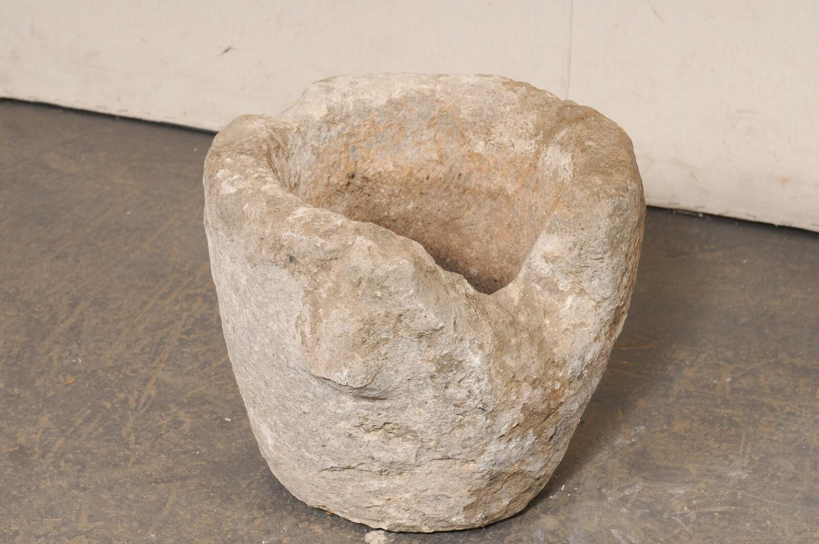 Spanischer handgeschnitzter Steinmörser (oder Pflanzgefäß) aus dem 18. im Angebot 2