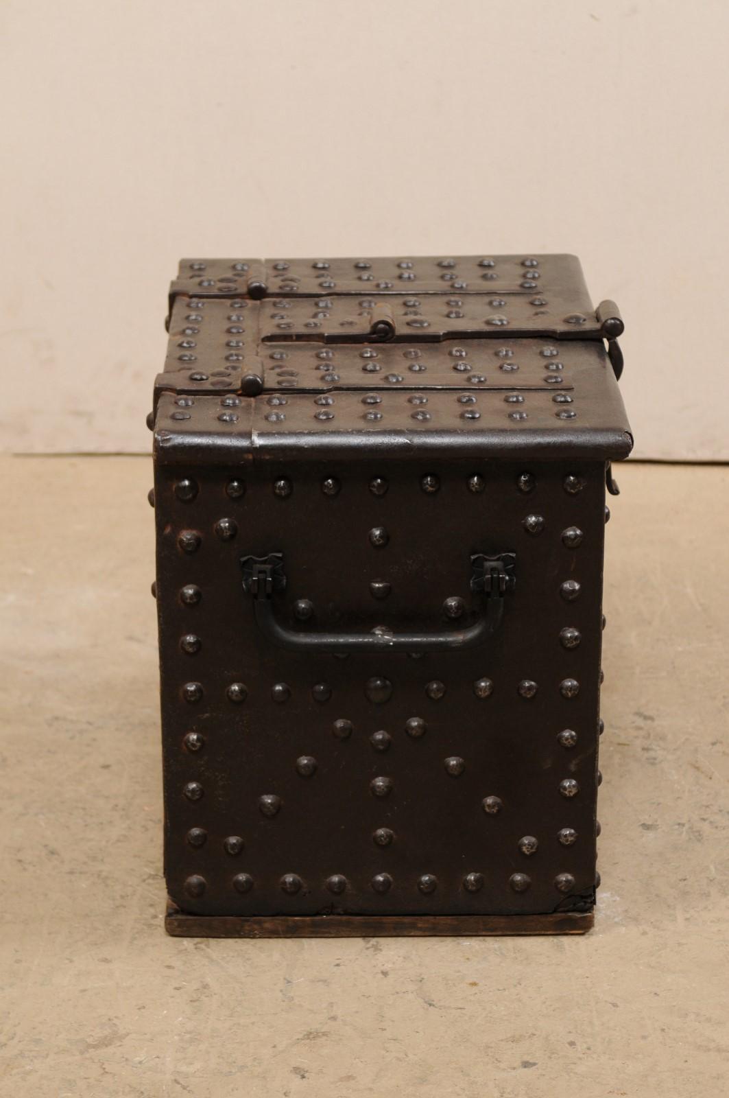Boîte solide espagnole du 18ème siècle en fer forgé en état de marche avec clé d'origine en vente 4