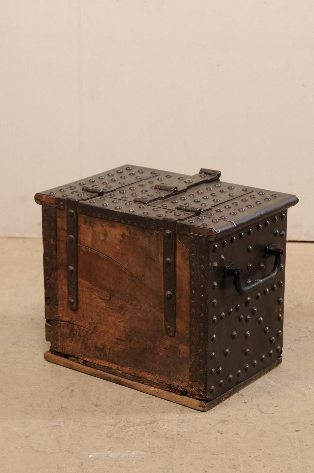 Boîte solide espagnole du 18ème siècle en fer forgé en état de marche avec clé d'origine en vente 5