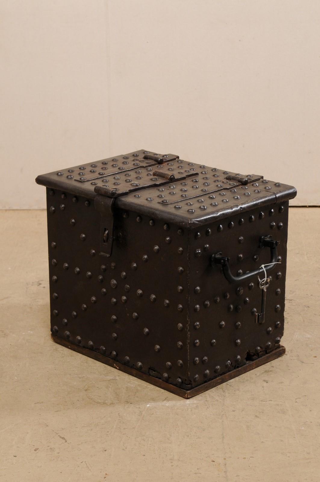 Boîte solide espagnole du 18ème siècle en fer forgé en état de marche avec clé d'origine en vente 6