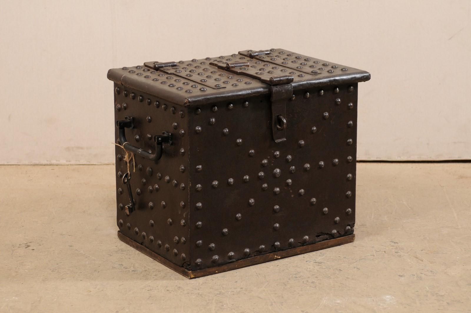 Une boîte forte espagnole du 18ème siècle. Ce coffre-fort antique est construit en bois recouvert de fer et est joliment orné d'une garniture de clous en fer en forme de dôme sur le dessus, le devant et les côtés. Cette pièce conserve sa clé