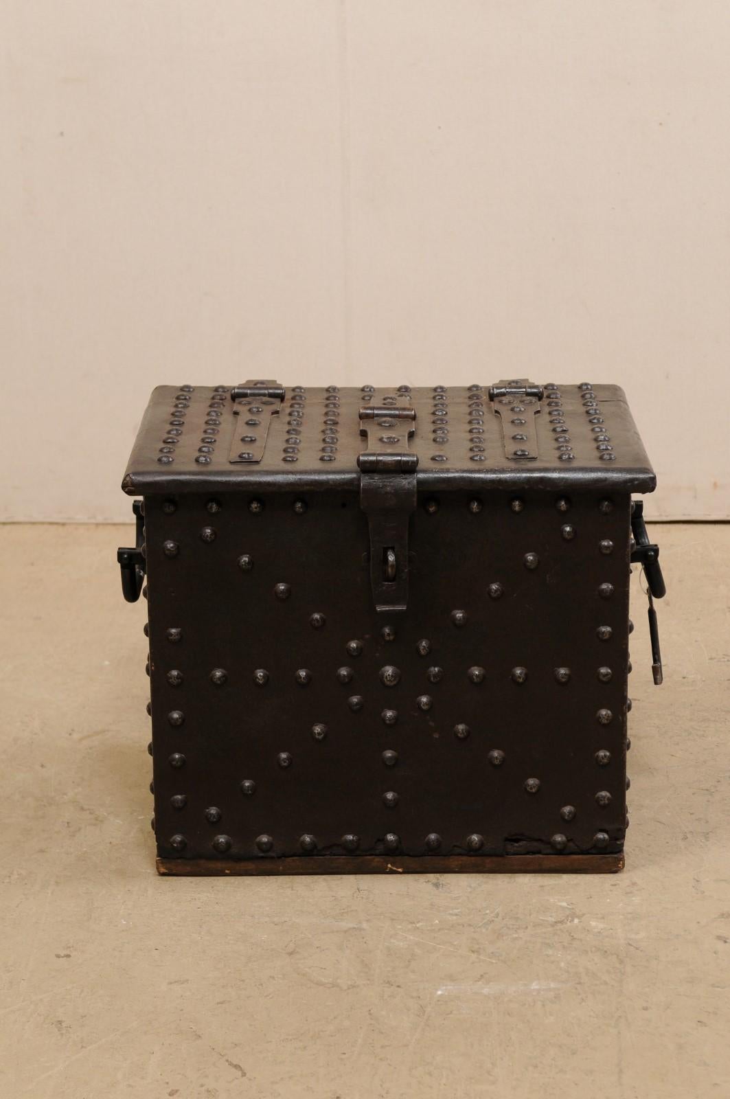 Espagnol Boîte solide espagnole du 18ème siècle en fer forgé en état de marche avec clé d'origine en vente