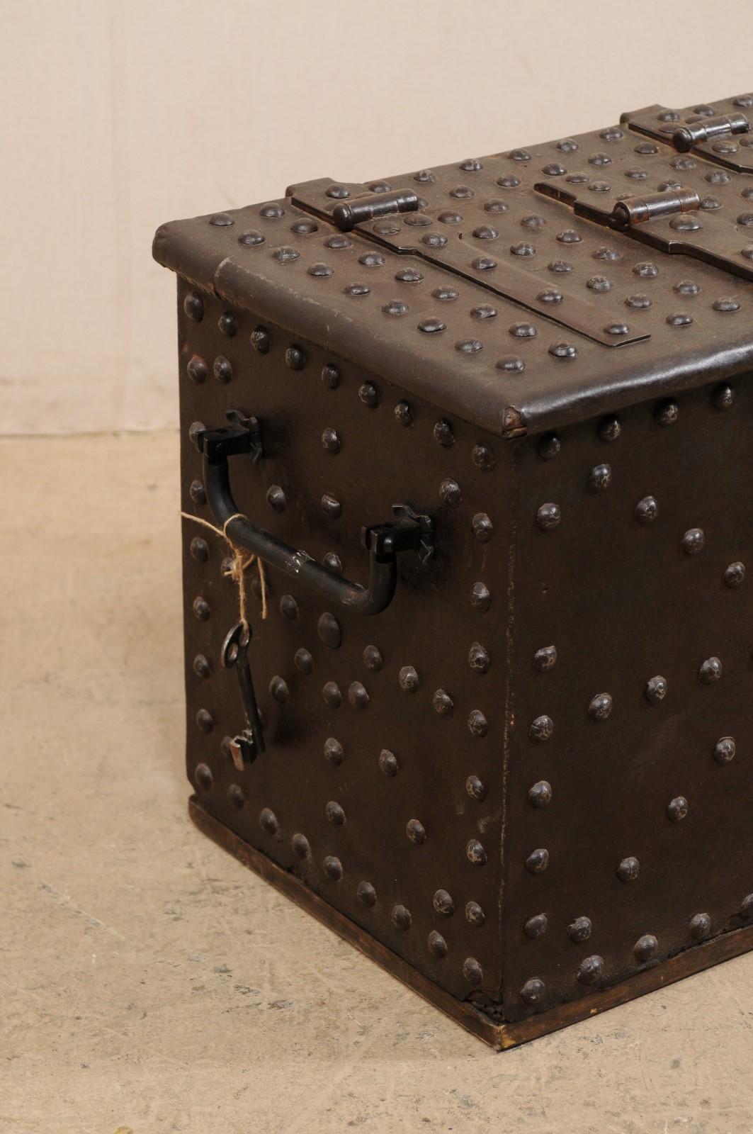 Boîte solide espagnole du 18ème siècle en fer forgé en état de marche avec clé d'origine Bon état - En vente à Atlanta, GA