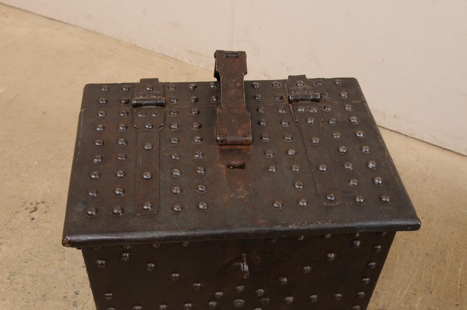 XVIIIe siècle et antérieur Boîte solide espagnole du 18ème siècle en fer forgé en état de marche avec clé d'origine en vente