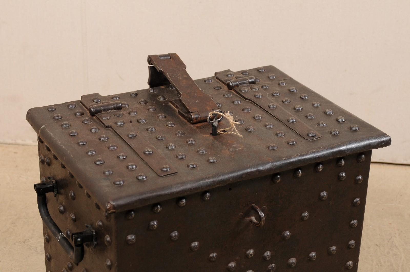 Fer Boîte solide espagnole du 18ème siècle en fer forgé en état de marche avec clé d'origine en vente