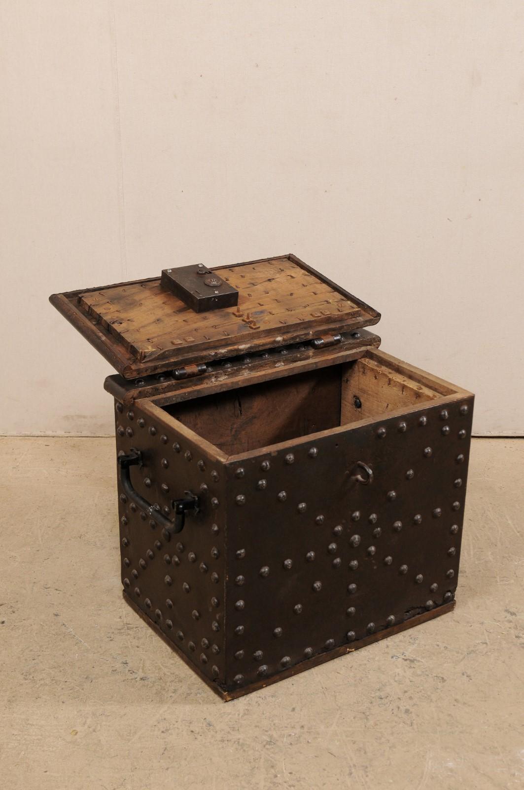 Boîte solide espagnole du 18ème siècle en fer forgé en état de marche avec clé d'origine en vente 1