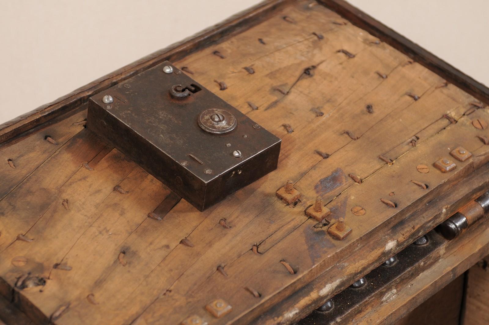 Boîte solide espagnole du 18ème siècle en fer forgé en état de marche avec clé d'origine en vente 2