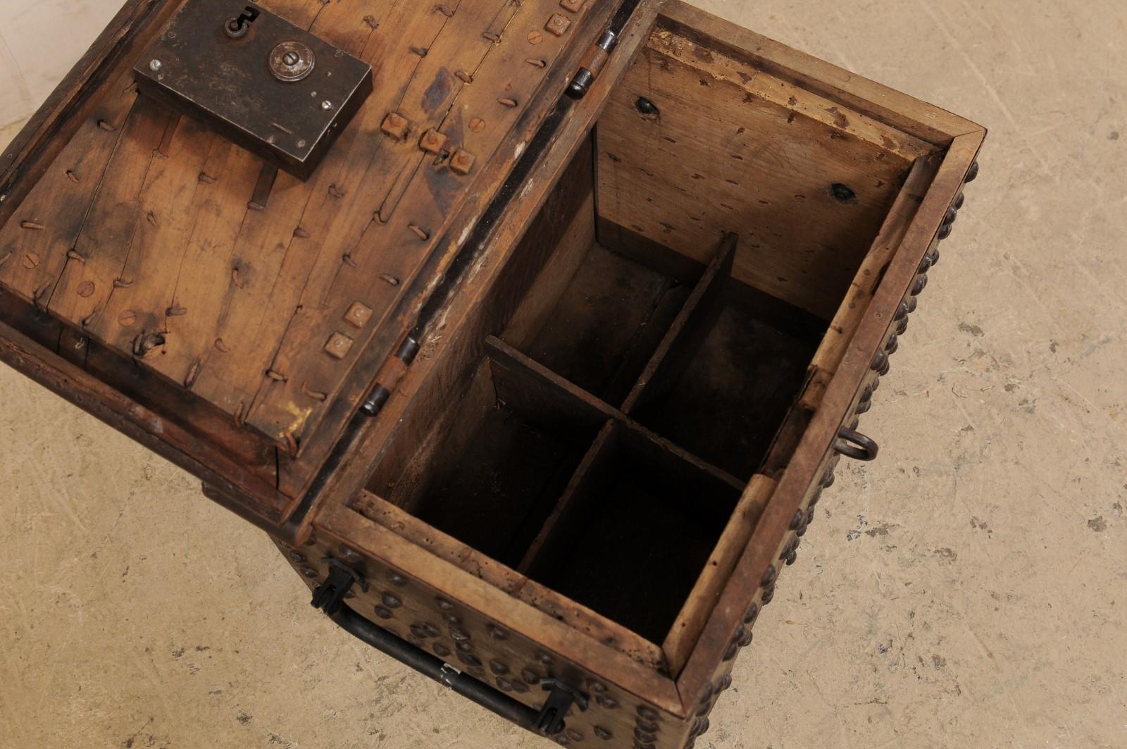 Boîte solide espagnole du 18ème siècle en fer forgé en état de marche avec clé d'origine en vente 3