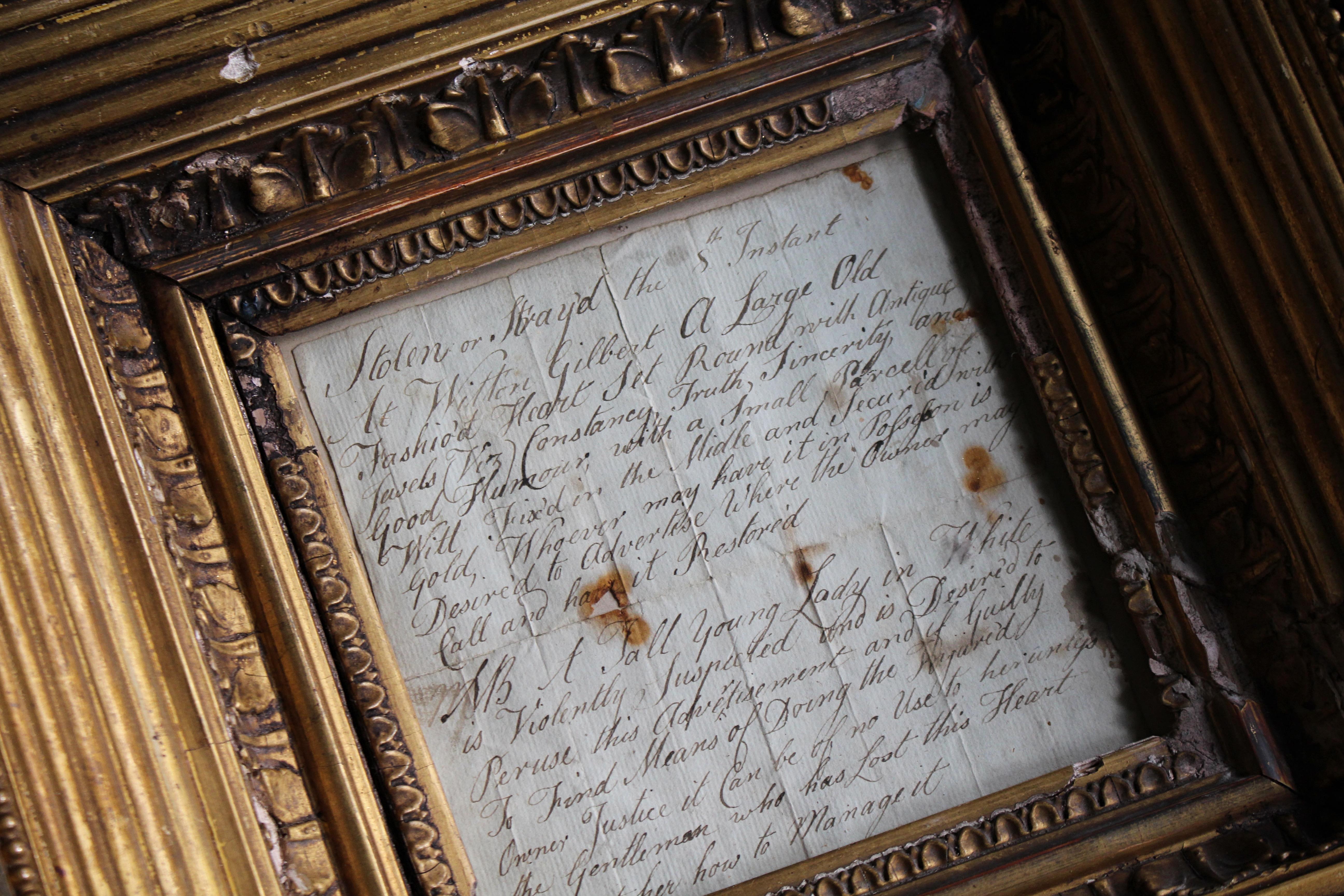 Un bijou volé !!!! belle note rédigée vers le milieu ou la fin du XVIIIe siècle pour qu'il soit restitué. Placé dans un cadre doré, profond et vitré, datant de l'époque.


