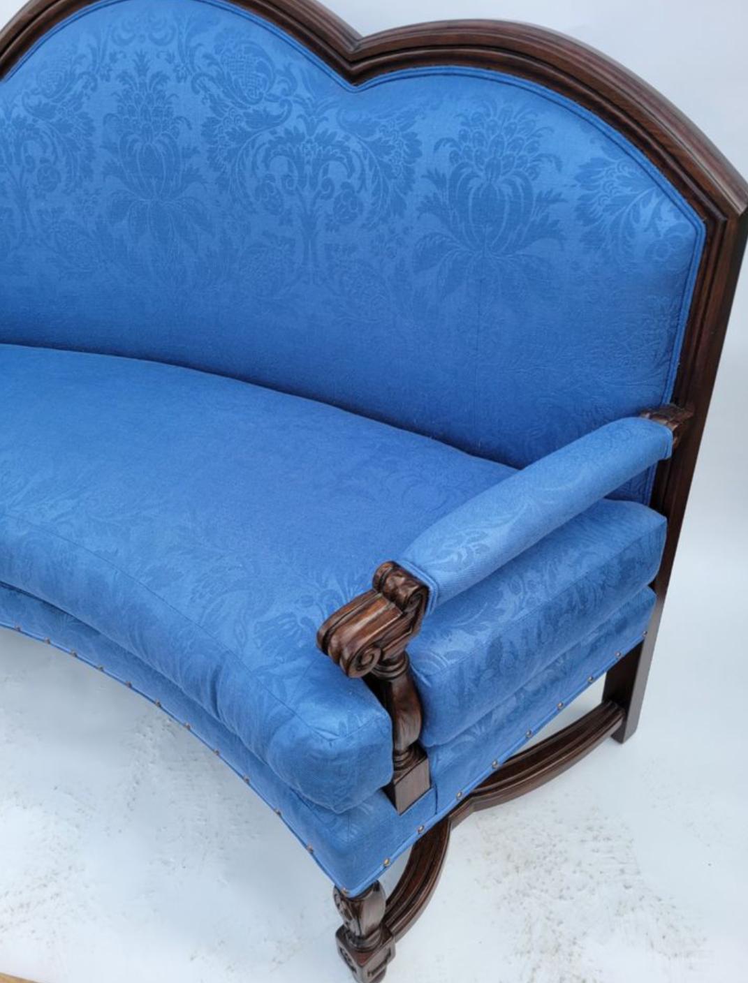 Late 20th Century 18th C Style Carved Walnut Schumacher Blue Damask Curved Sofa Settee For Sale