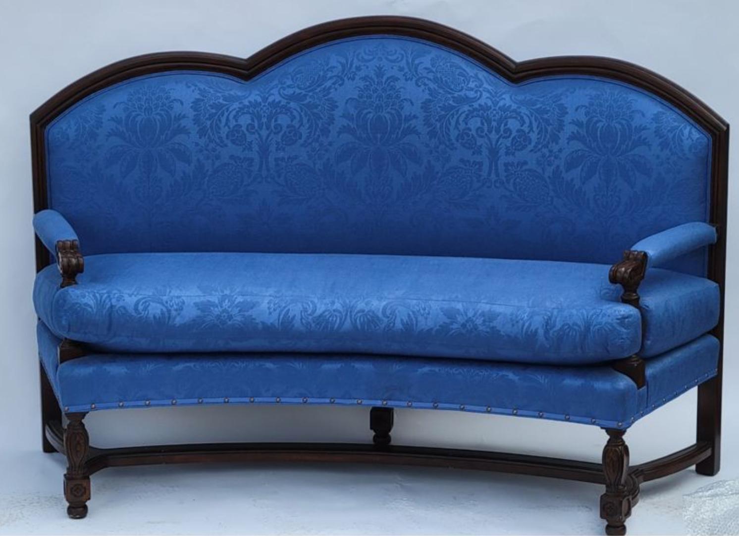 18th C Style Carved Walnut Schumacher Blue Damask Curved Sofa Settee For Sale 1