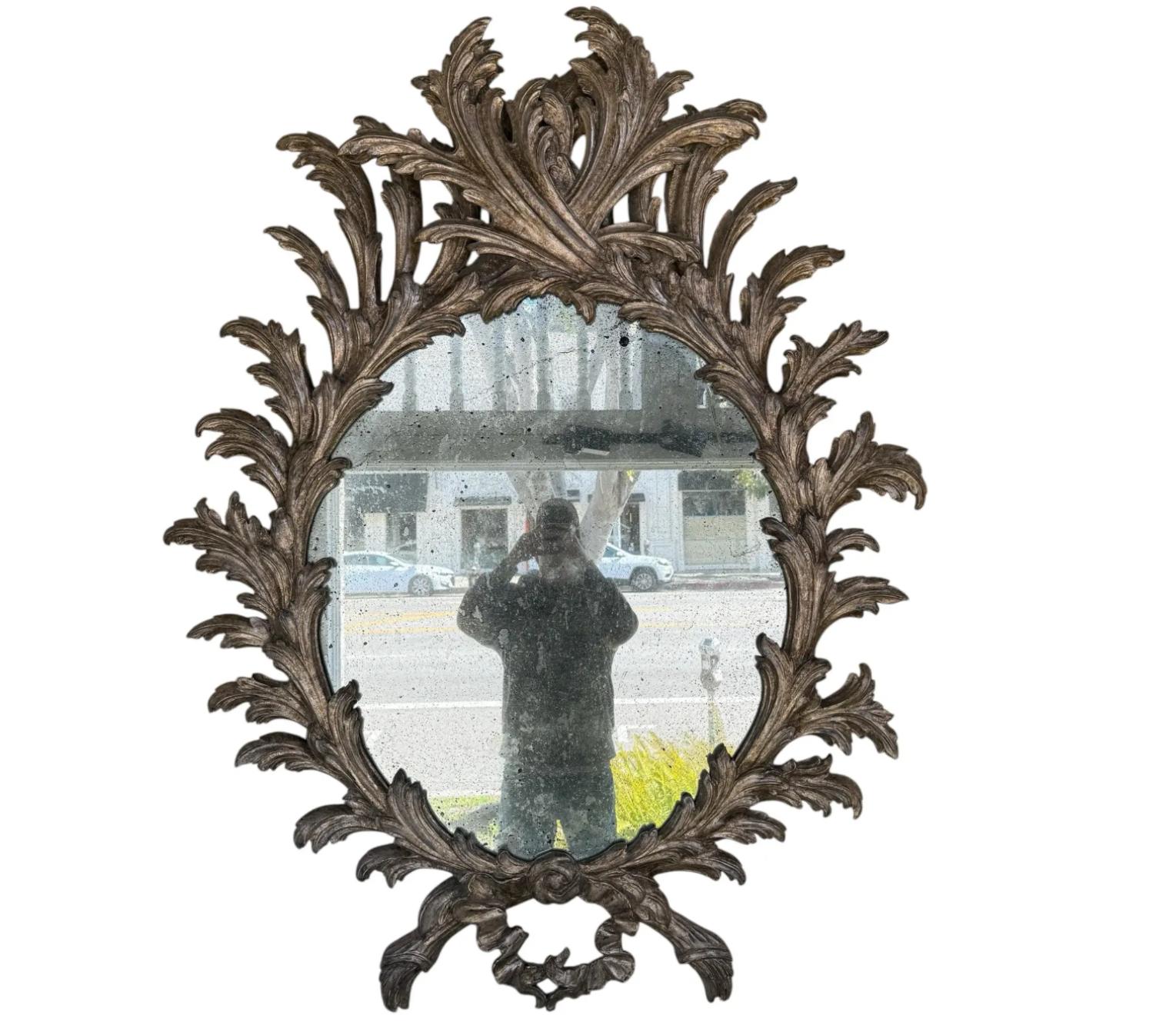 Specchio in legno dorato in stile Giorgio I del XVIII secolo di Gustav Carroll, in oro bianco In condizioni buone in vendita a LOS ANGELES, CA