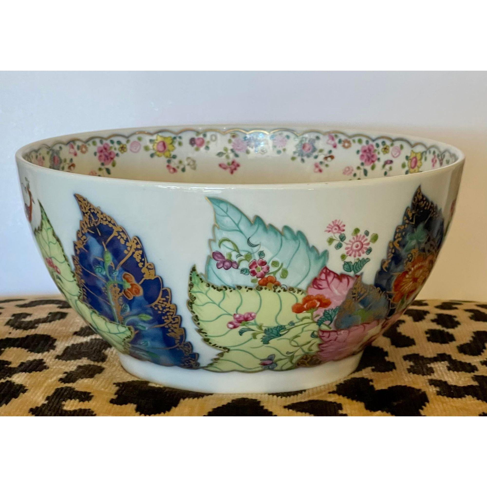 18th century Style Mottahedeh Tobacco leaf serving bowl. It features the colorful tobacco leaf and bird decoration.

Additional information: 
Materials: Porcelain
Color: Blue
Brand: Mottahedeh
Designer: Mottahedeh
Period: 1990s
Styles: