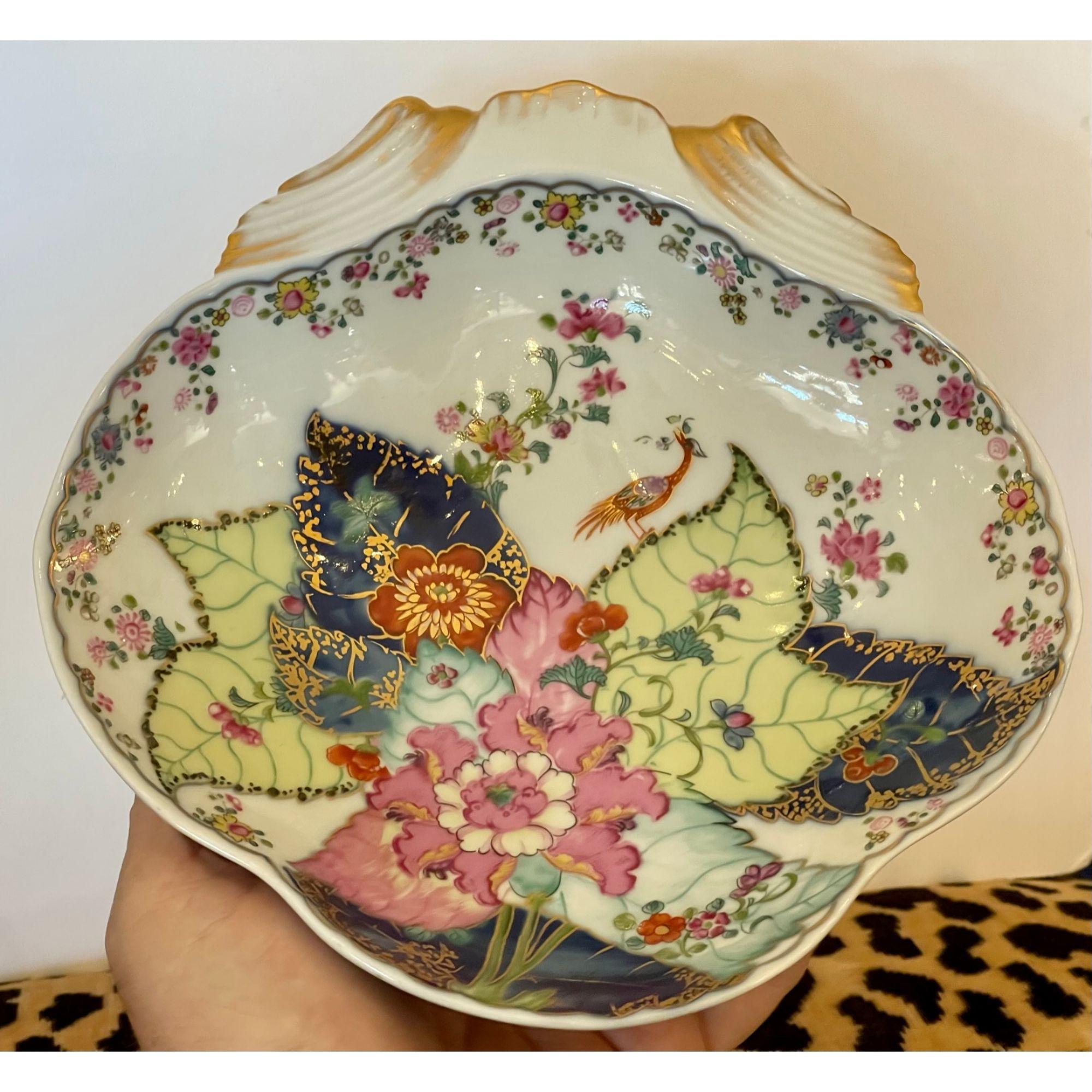 18th century Style Mottahedeh Tobacco leaf serving dish. It features an unusual shape with a gilded handle one one end in the colorful tobacco leaf patter.

Additional information: 
Materials: Porcelain
Color: Blue
Brand: Mottahedeh
Designer: