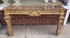 A.I.C.C. style Empire suédois Louis XIV, décorée de dorures et de peintures grises.