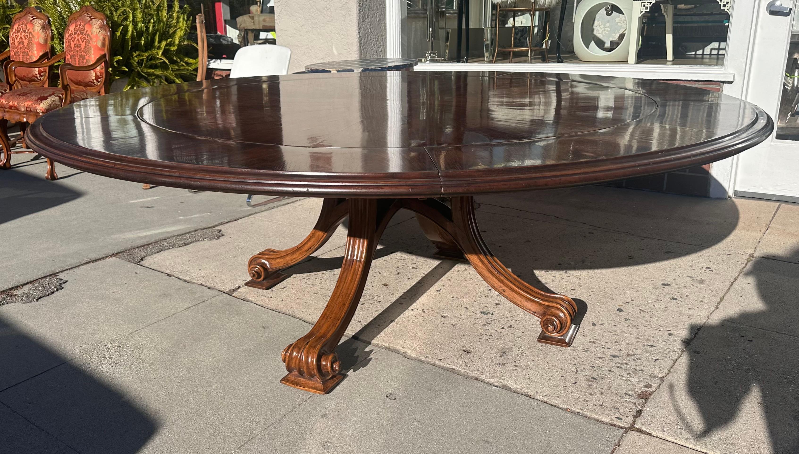 18th C Style Therien Volute Round Extension Dining Table In Good Condition For Sale In LOS ANGELES, CA