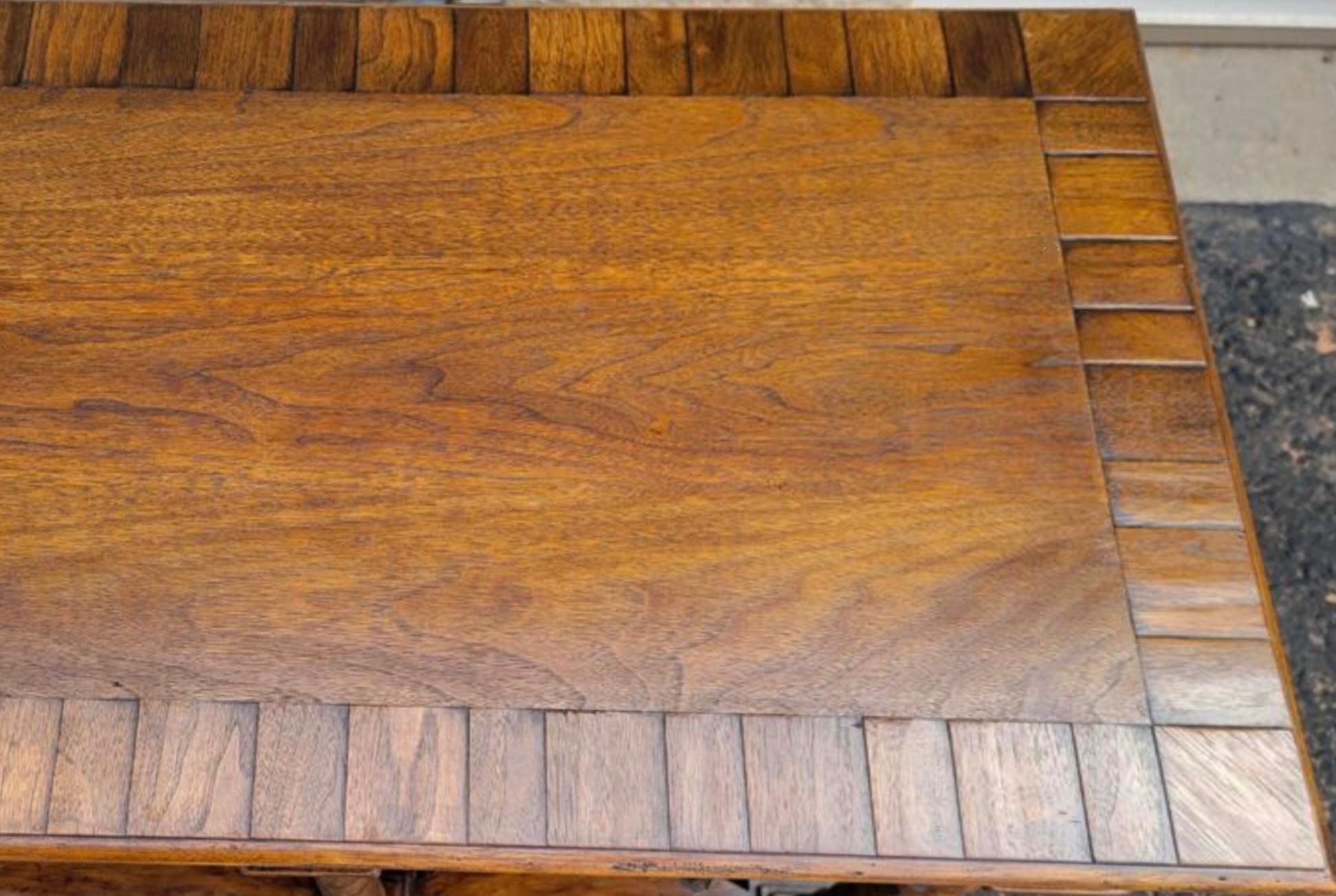 A.C.I.C. Table console en noyer de style anglais William & Mary du 18e siècle Bon état à LOS ANGELES, CA