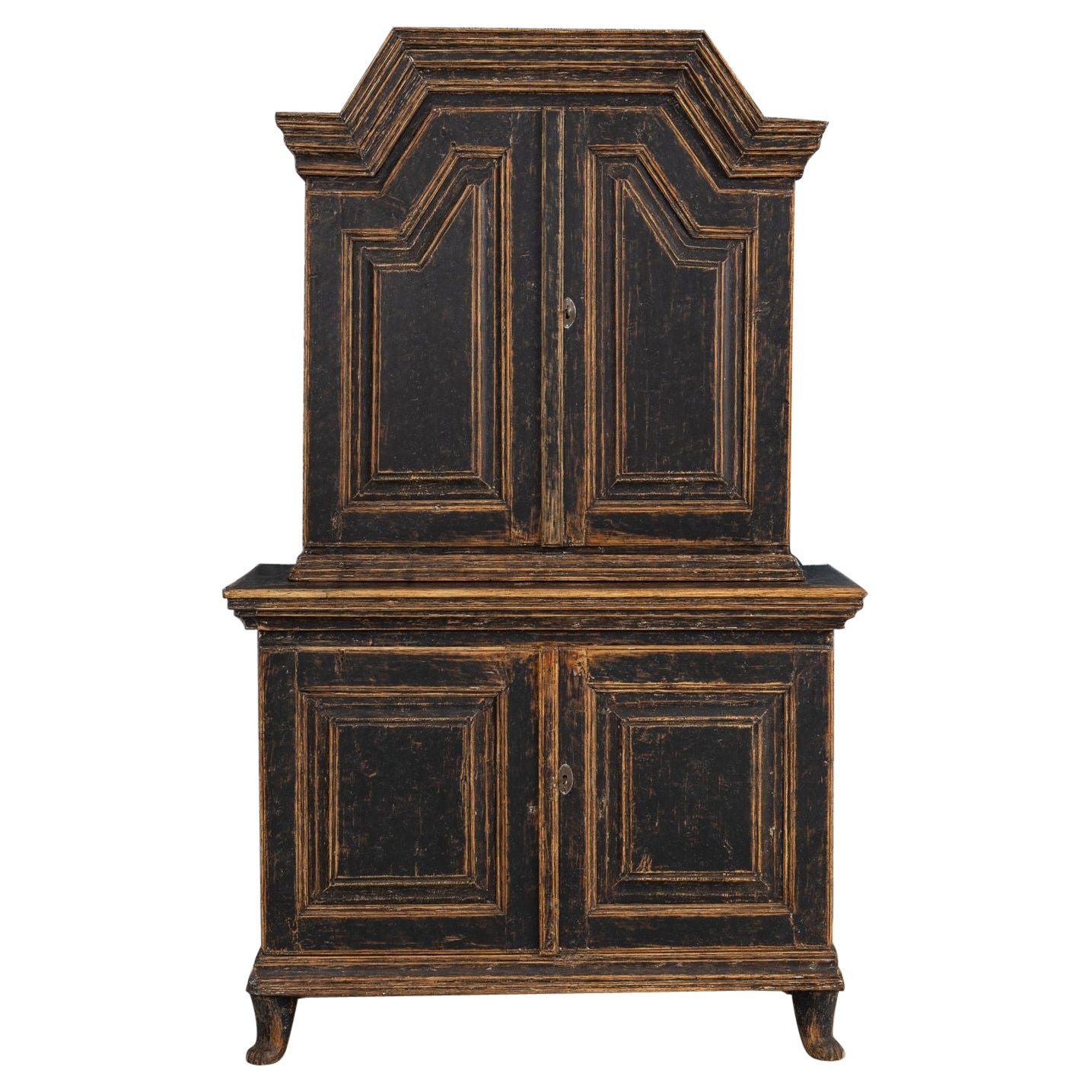 Siglo XVIII Armario sueco de época barroca en pintura original con patas de oso en venta