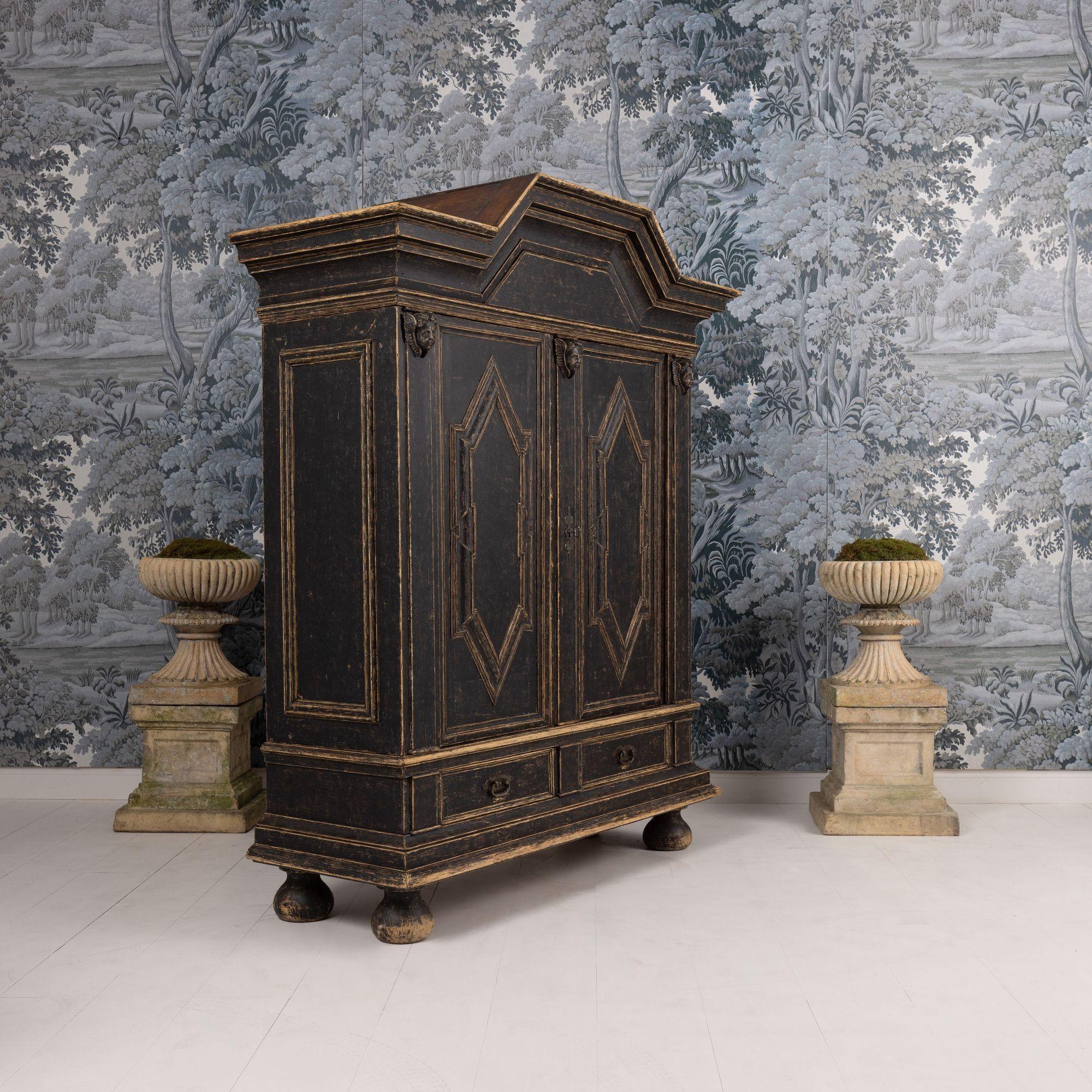 XVIIIe siècle Armoire suédoise baroque peinte en noir en vente 3