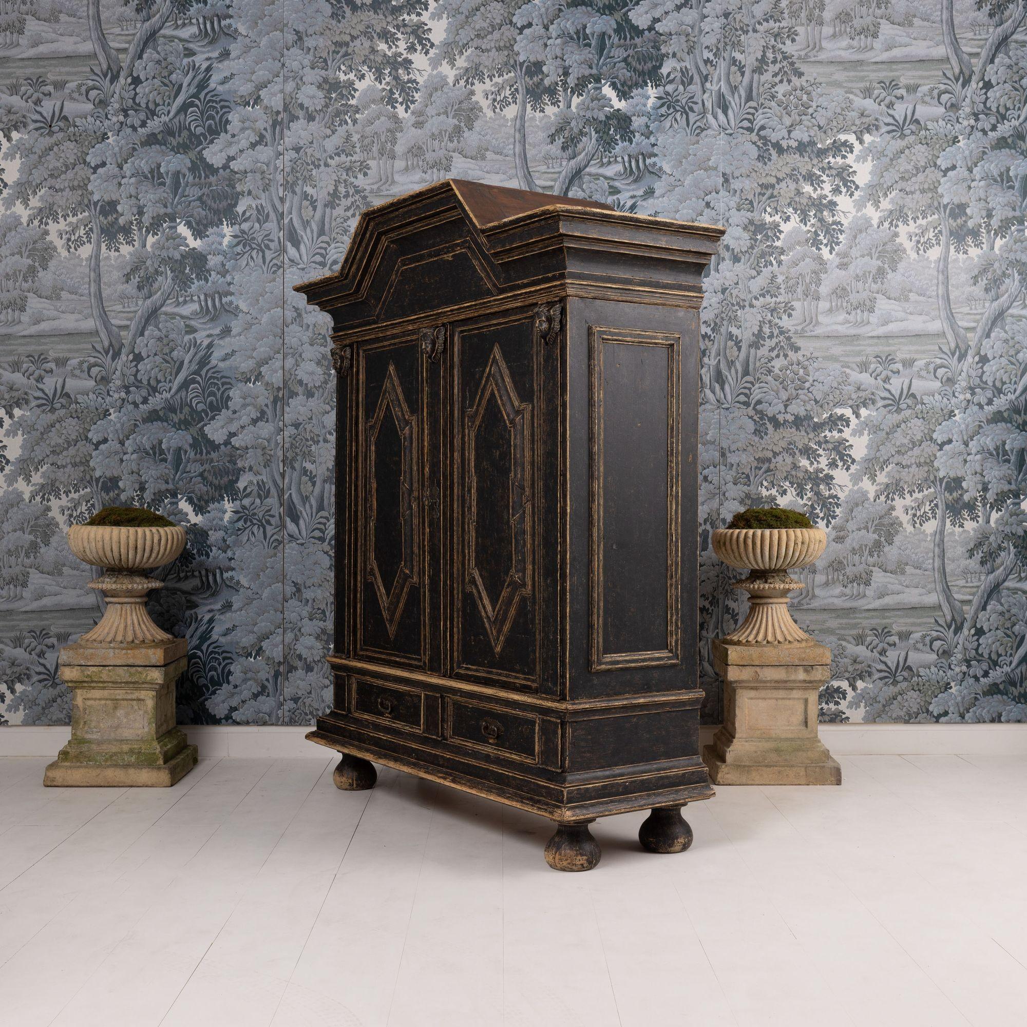 XVIIIe siècle Armoire suédoise baroque peinte en noir en vente 4