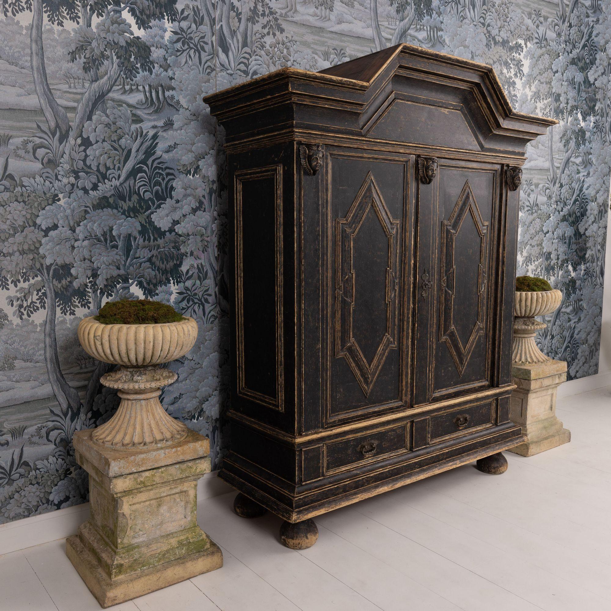 XVIIIe siècle Armoire suédoise baroque peinte en noir en vente 5