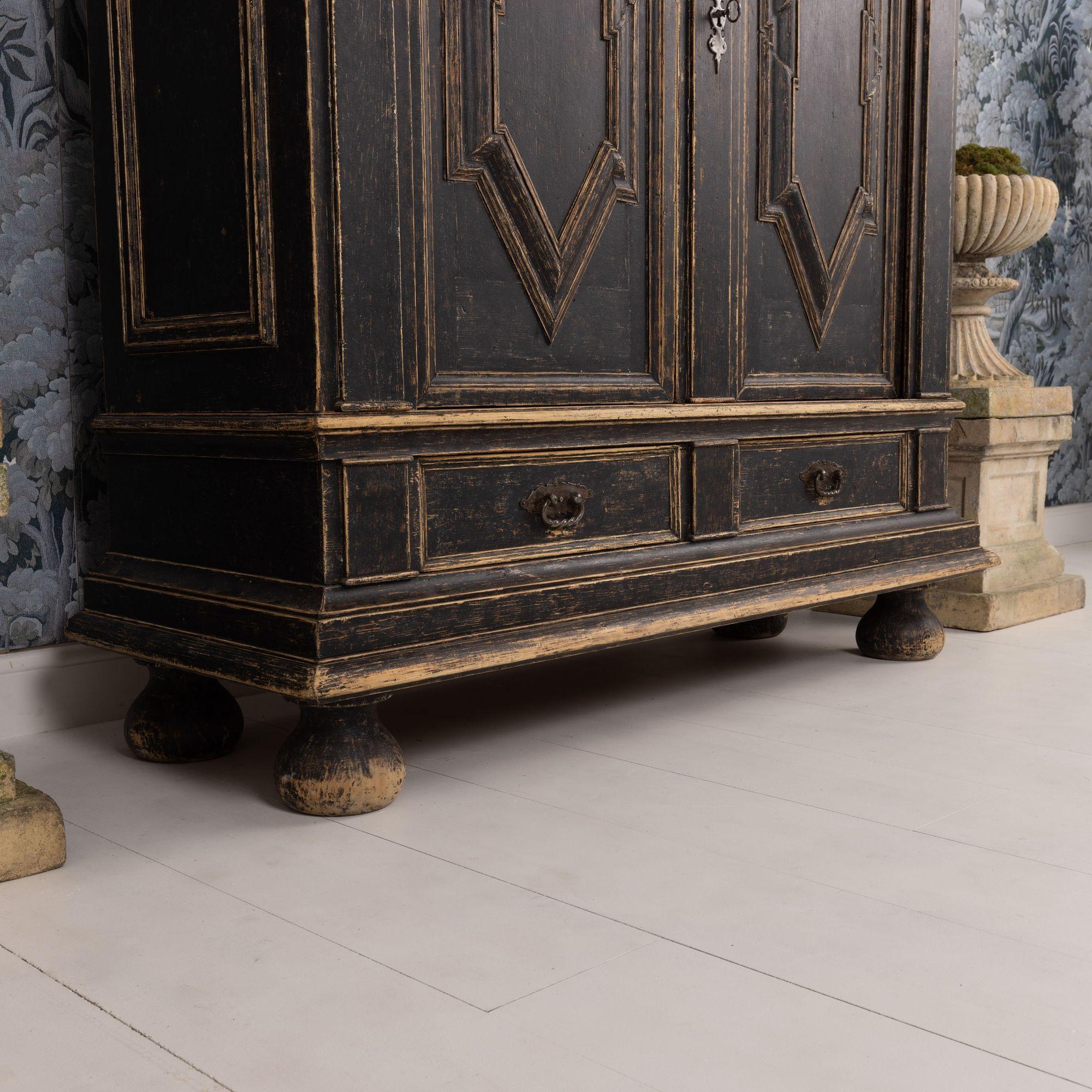 XVIIIe siècle Armoire suédoise baroque peinte en noir en vente 8