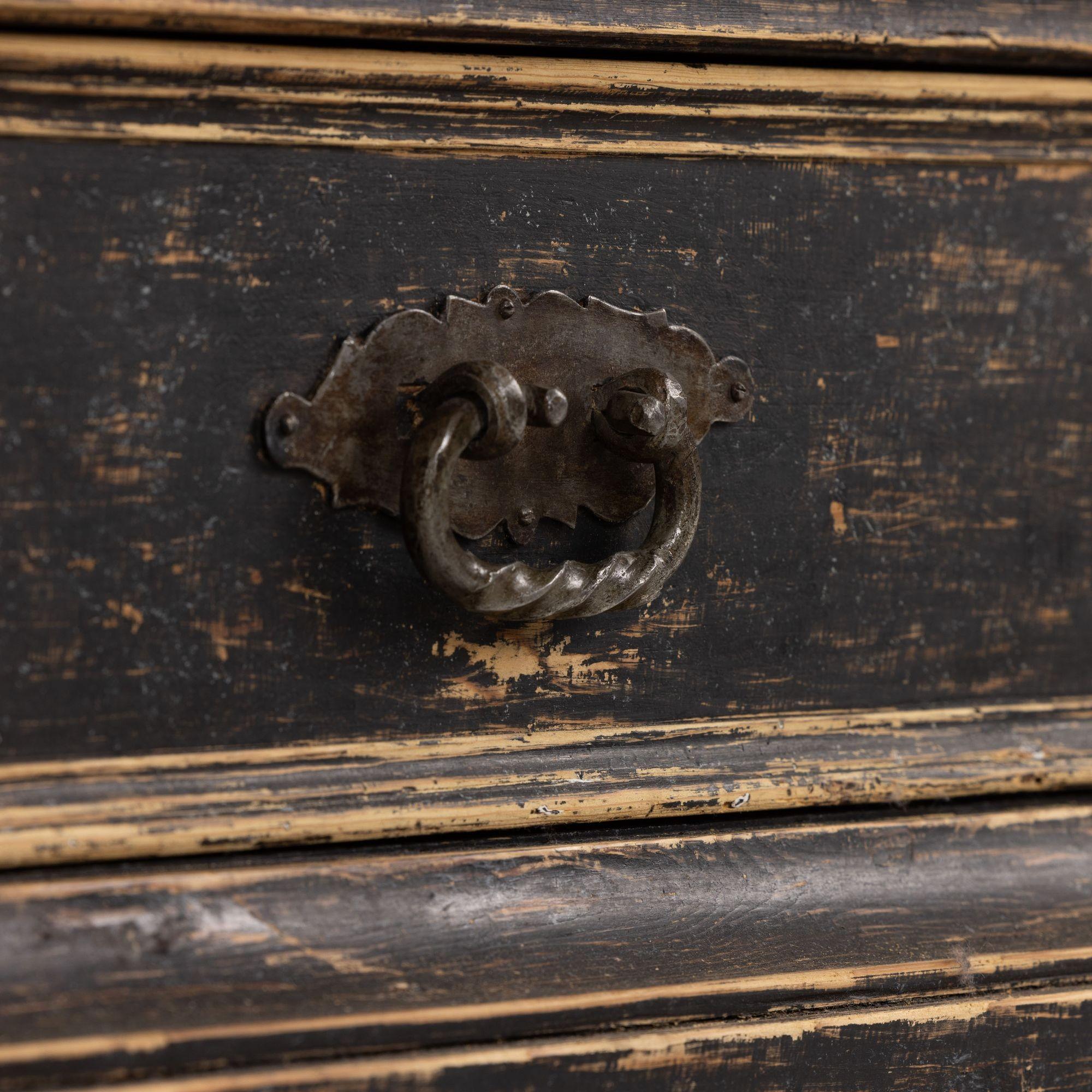 XVIIIe siècle Armoire suédoise baroque peinte en noir en vente 9