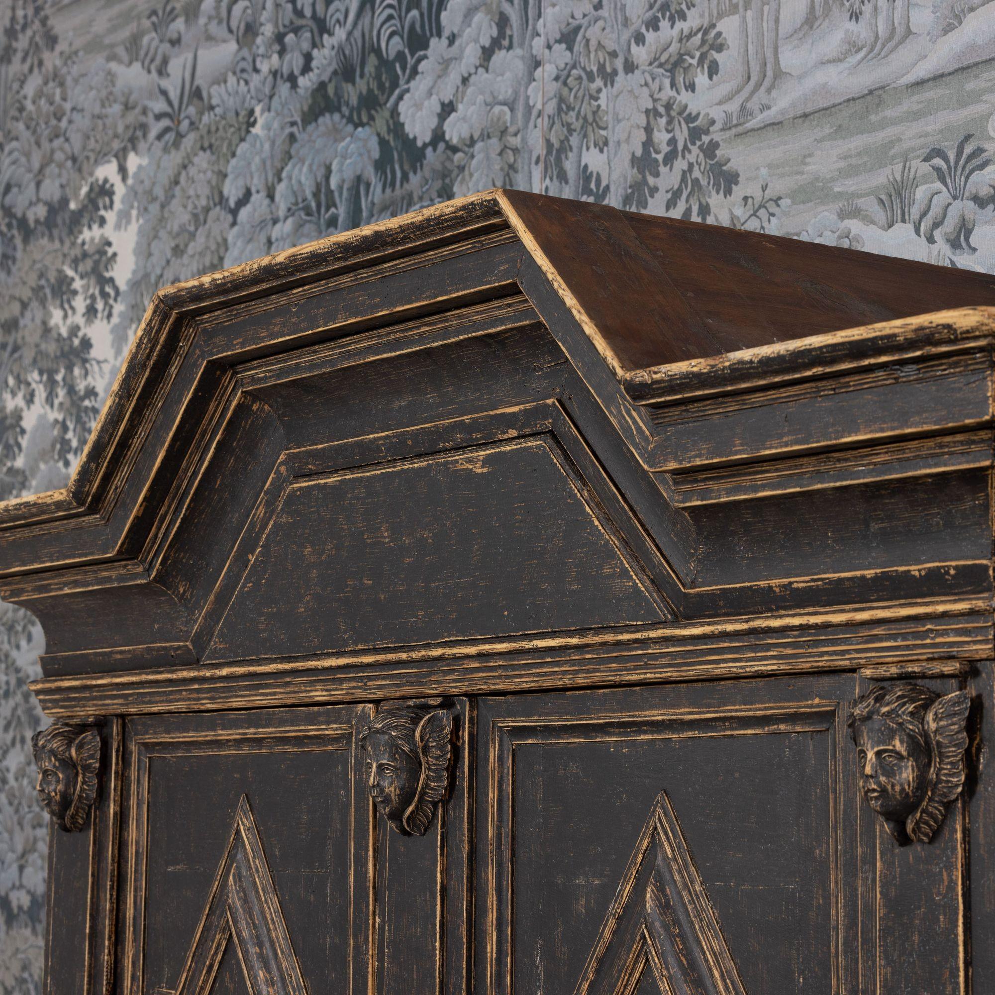 XVIIIe siècle Armoire suédoise baroque peinte en noir en vente 11