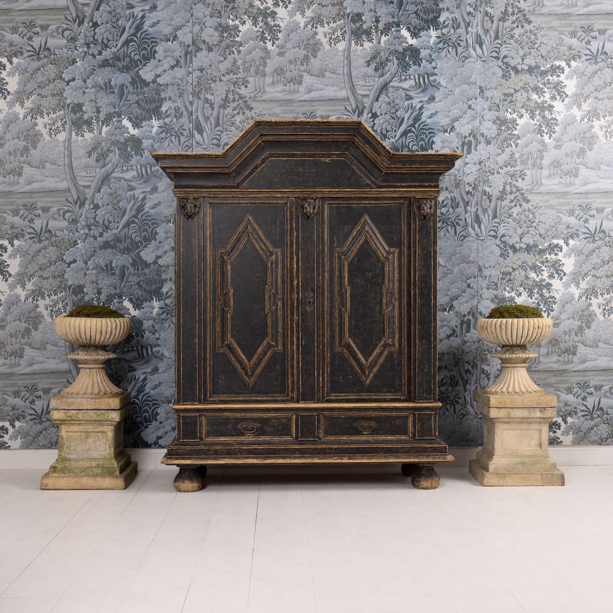 Importante armoire suédoise de la période baroque, richement sculptée, avec de beaux pieds en chignon. La pièce est datée de 1772 (Anno 1772) d'après la provenance indiquée à l'intérieur de la porte gauche. Le nom du propriétaire (Gustaf Hi Smitt)