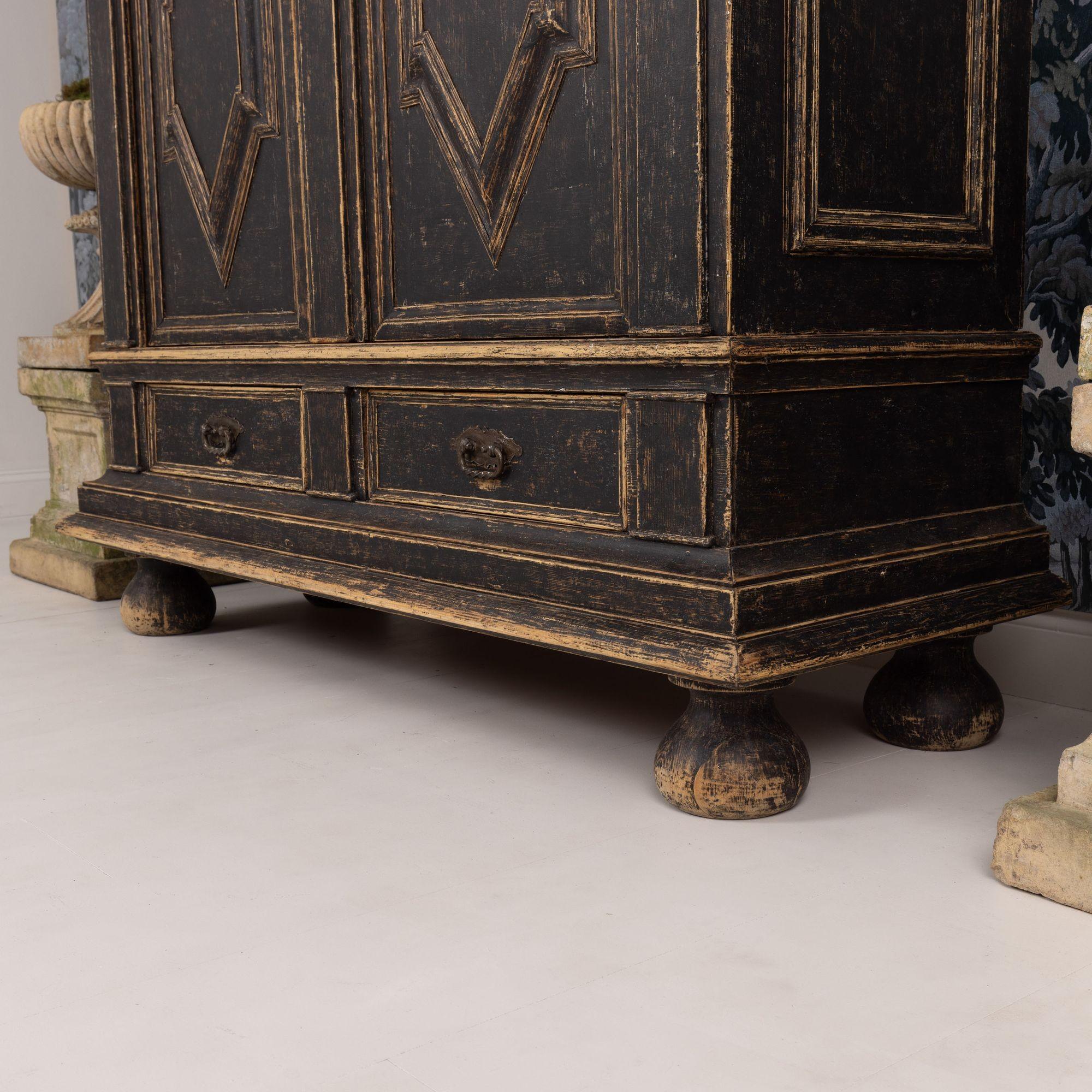 XVIIIe siècle Armoire suédoise baroque peinte en noir en vente 12